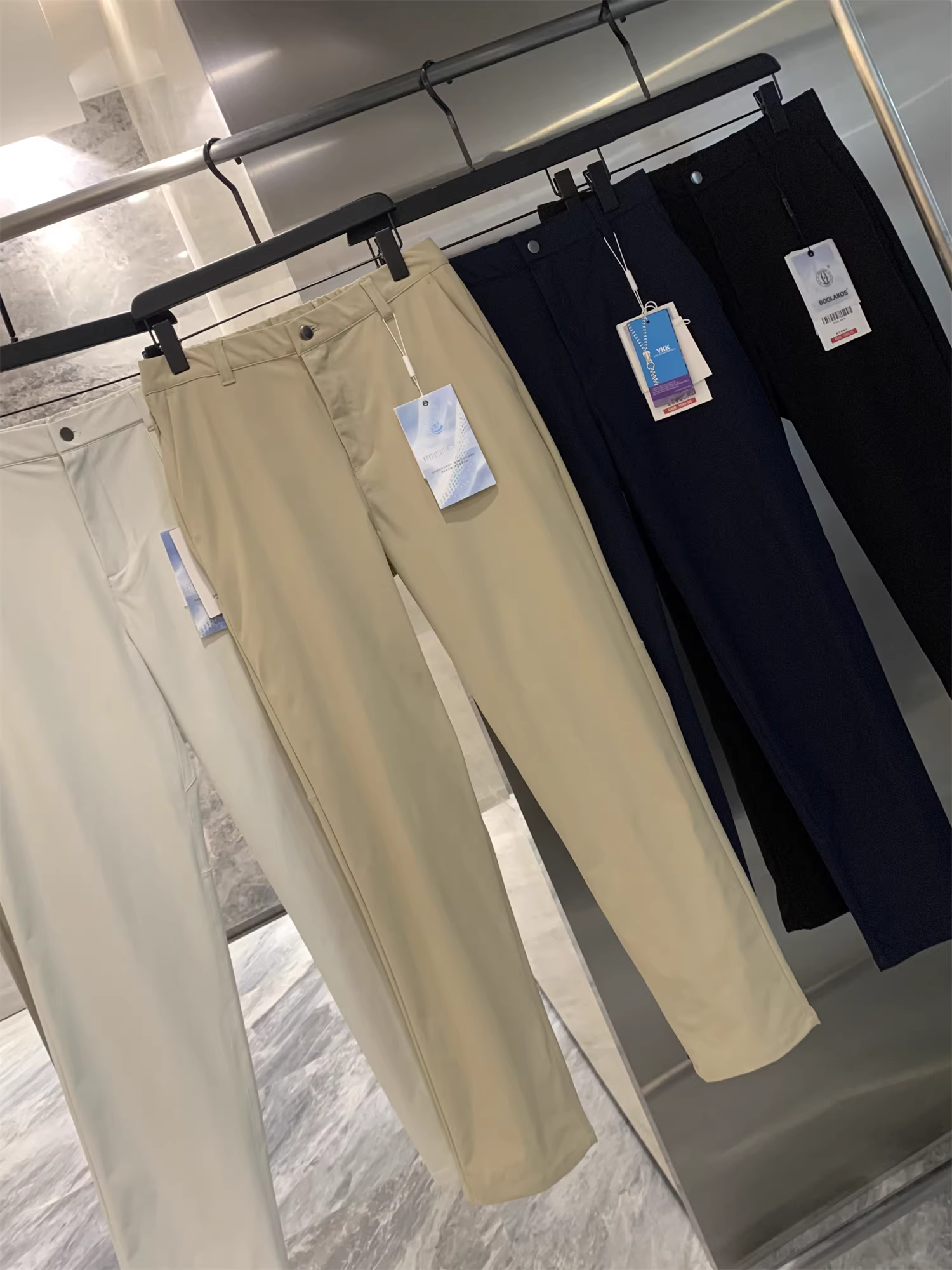 Sản phẩm chất lượng cao của Don Quixote đã có mặt rồi! Tương đương với ABC! Quần âu nam nhẹ, co giãn, thoáng khí, đơn giản và đa năng dành cho mùa xuân và mùa hè.