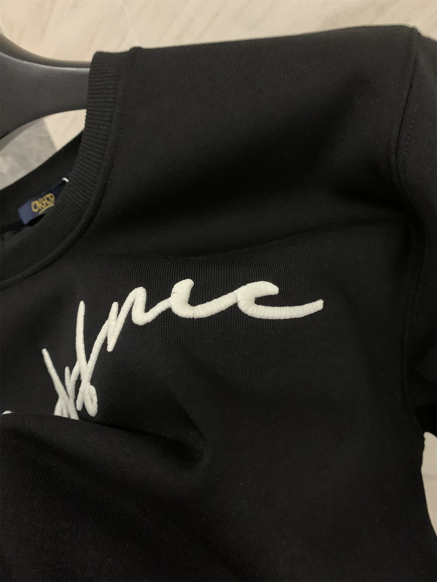 Don Quixote, được thêu nhiều màu sắc + lót lông cừu! Áo len dài tay cổ tròn đa năng dành cho nam mùa thu đông, hợp thời trang.