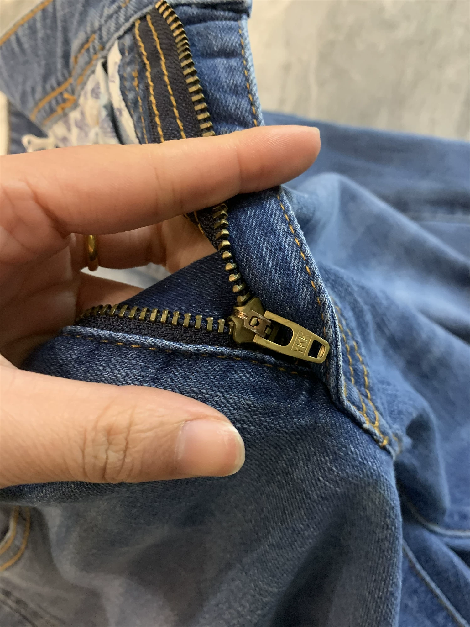 Ưu đãi đặc biệt Don Quixote! Quần jean nam chất liệu thoáng mát, dễ giặt, kiểu dáng xuề xòa, màu phai nhẹ, thích hợp cho mùa hè.