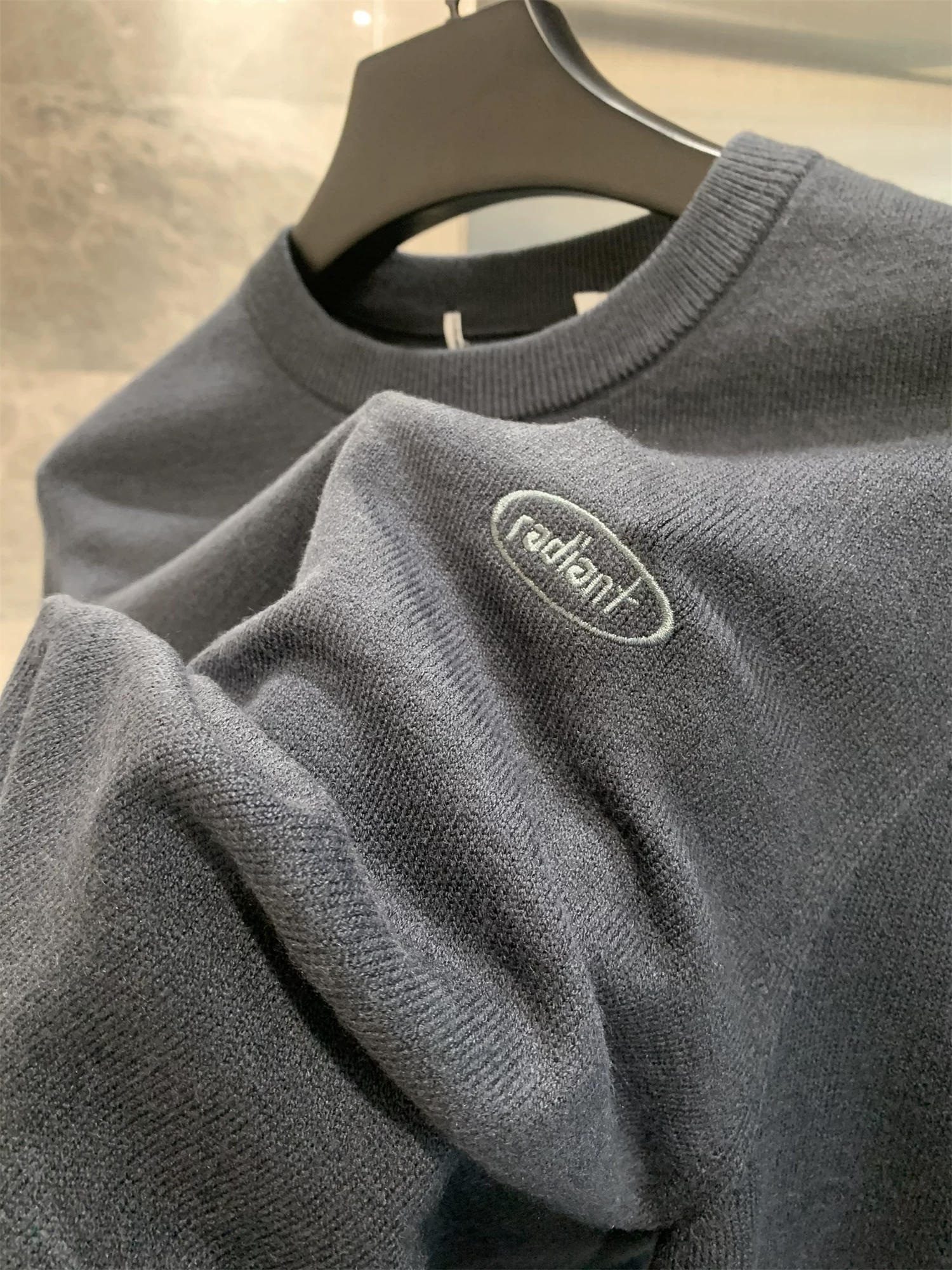 Don Quixote Haijia! Tinh tế và mềm mại! Áo len dệt kim cổ tròn phối màu ấm áp mùa thu đông dành cho nam.