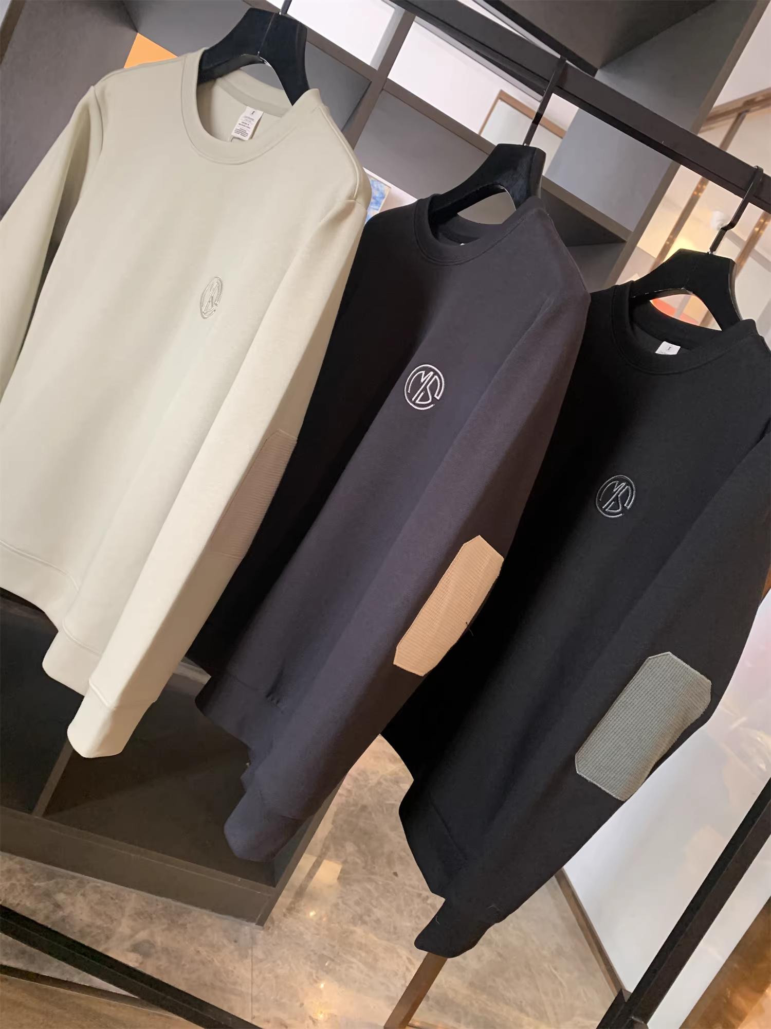 Dòng sản phẩm cao cấp Don Quixote! Thêu tinh tế! Áo nỉ nam cổ tròn đa năng, thân thiện với da, phong cách thường ngày mùa đông