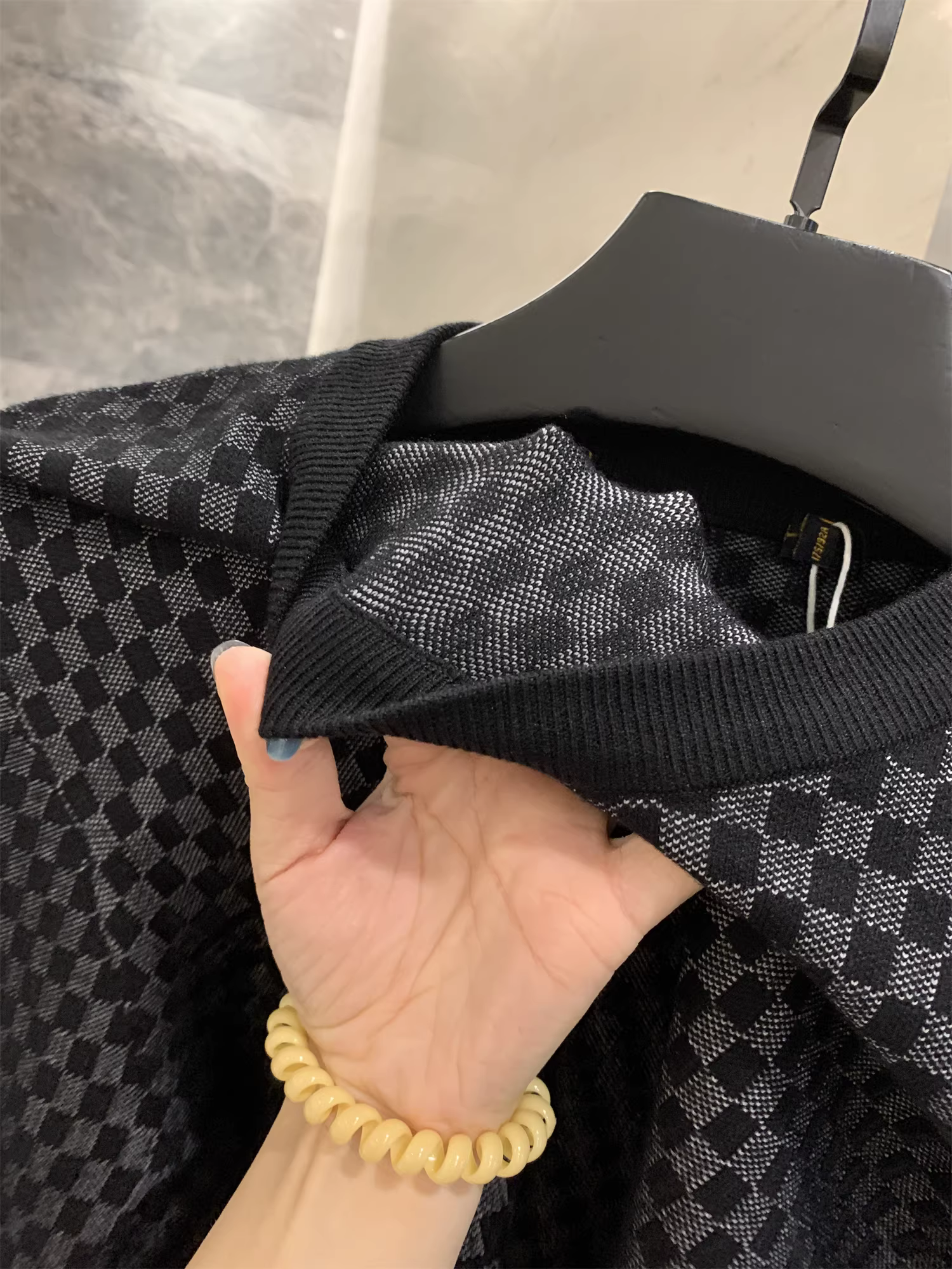 Áo len nam cổ tròn màu đen họa tiết ca rô nhỏ, thương hiệu Don Quixote H, giá cực tốt! Thu đông.