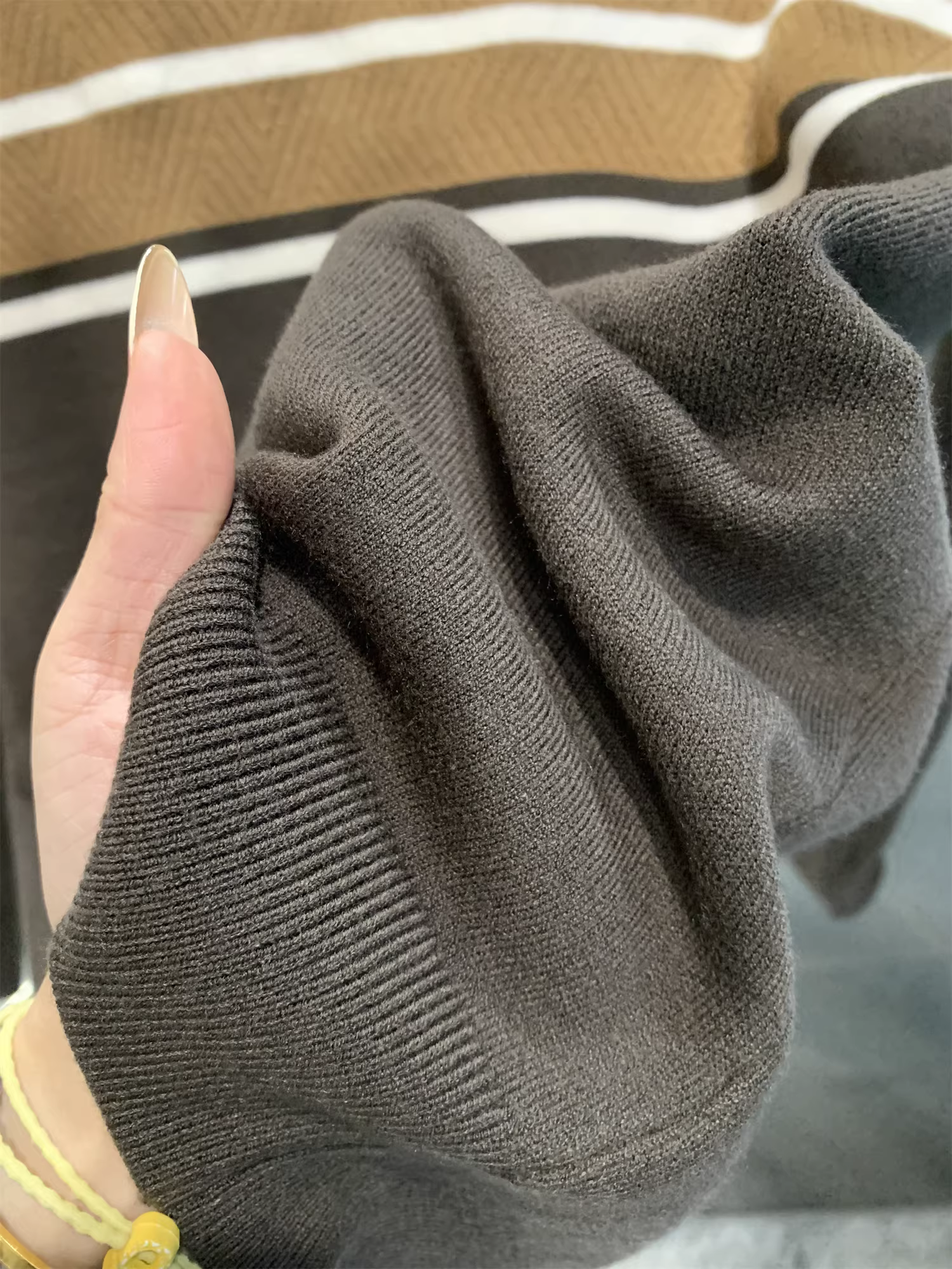 Phong cách Don Quixote! Áo len dệt kim cổ tròn dày dặn, ấm áp, lót lông cừu, phối màu sọc chéo dành cho nam mùa thu đông.