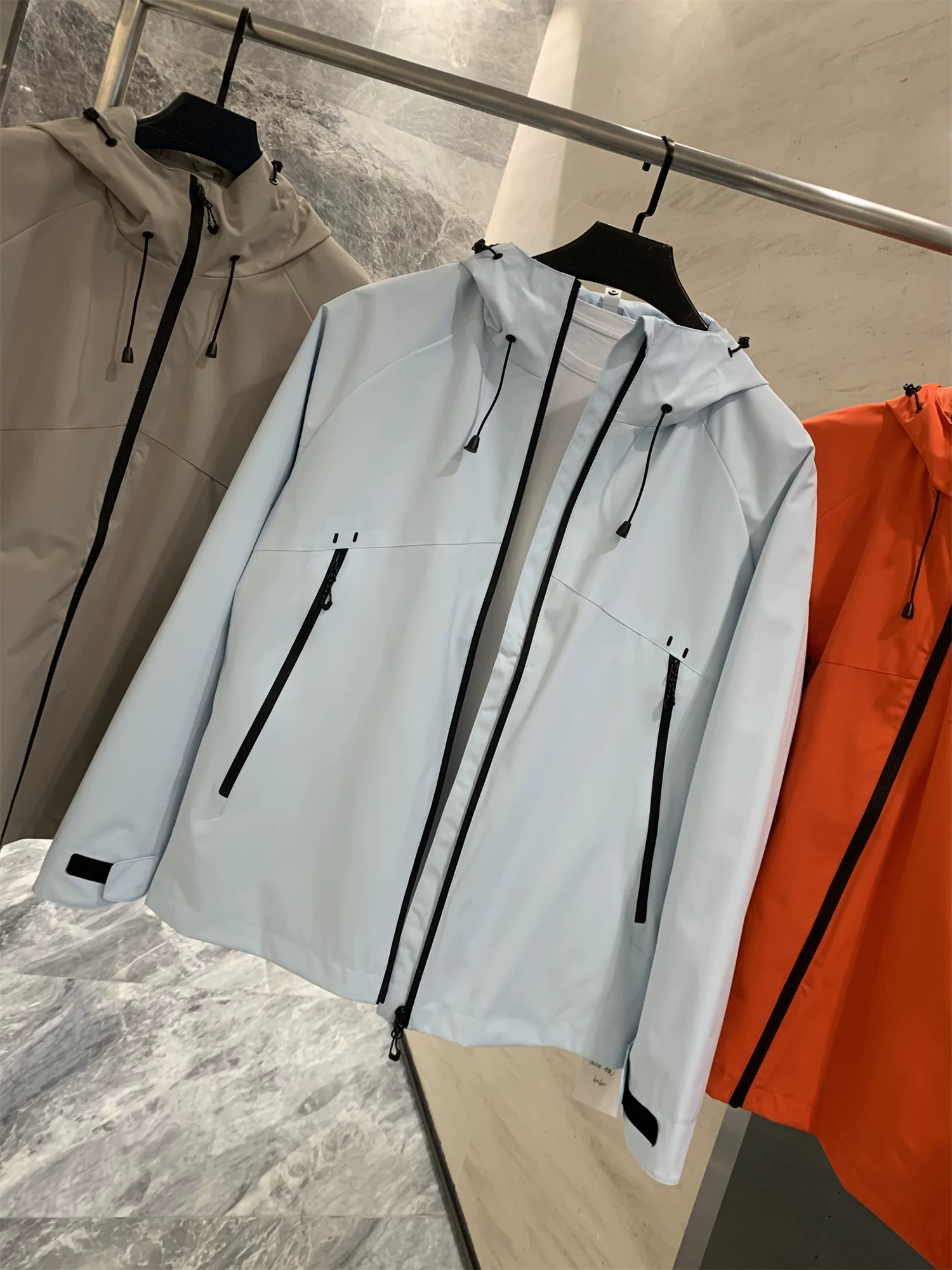 Áo khoác có mũ trùm đầu Don Quixote Outdoor Niche! Đường may được dán hoàn toàn bên trong! Chống thấm nước và chống nước bón, thích hợp cho mùa thu đông, kiểu dáng thời trang.