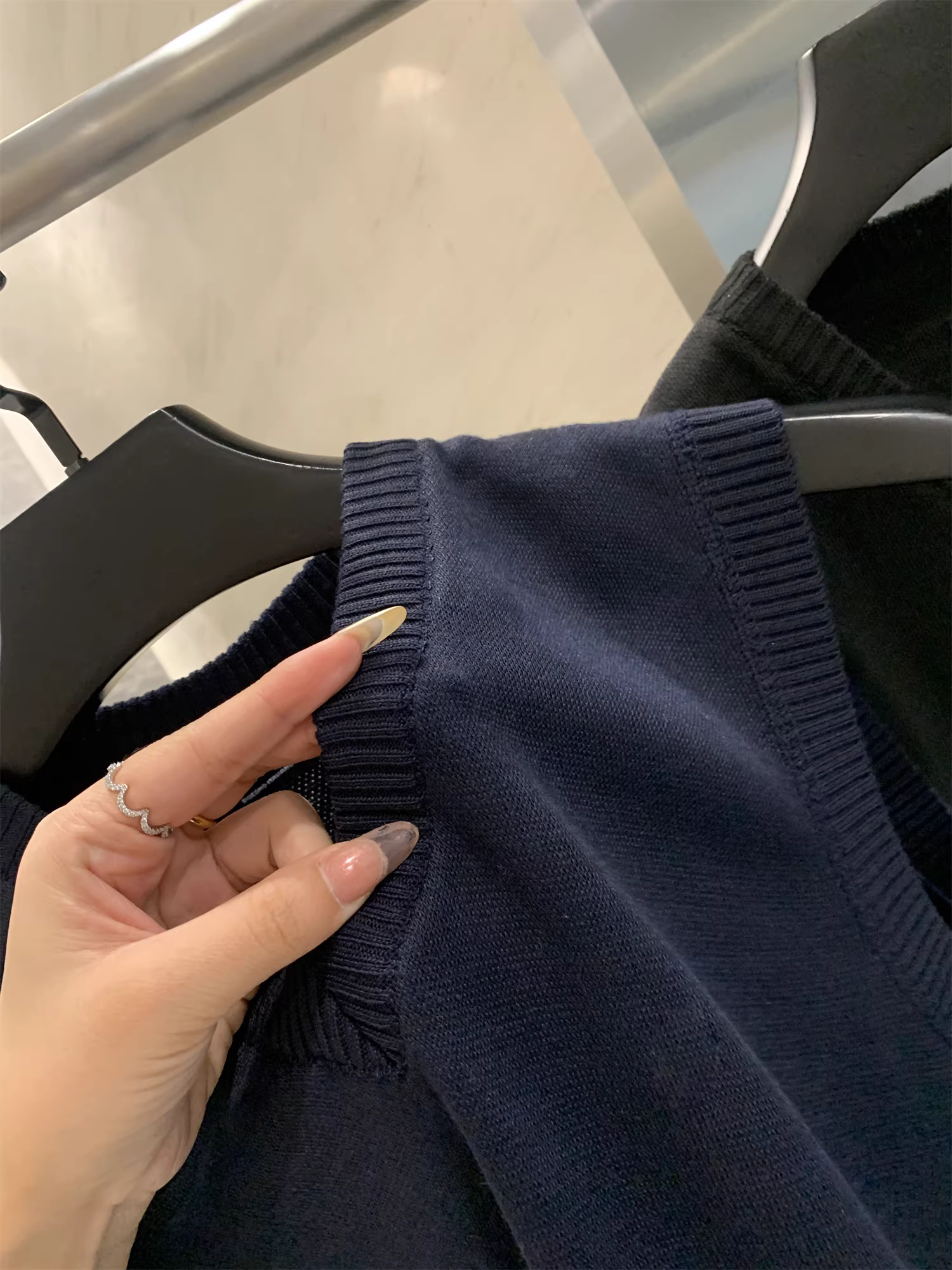 Don Quixote Italian Dili Chunyuan! Áo vest dệt kim cổ chữ V mềm mại, thân thiện với da, có độ đàn hồi cao, thoáng khí, giản dị, đa năng dành cho nam giới.