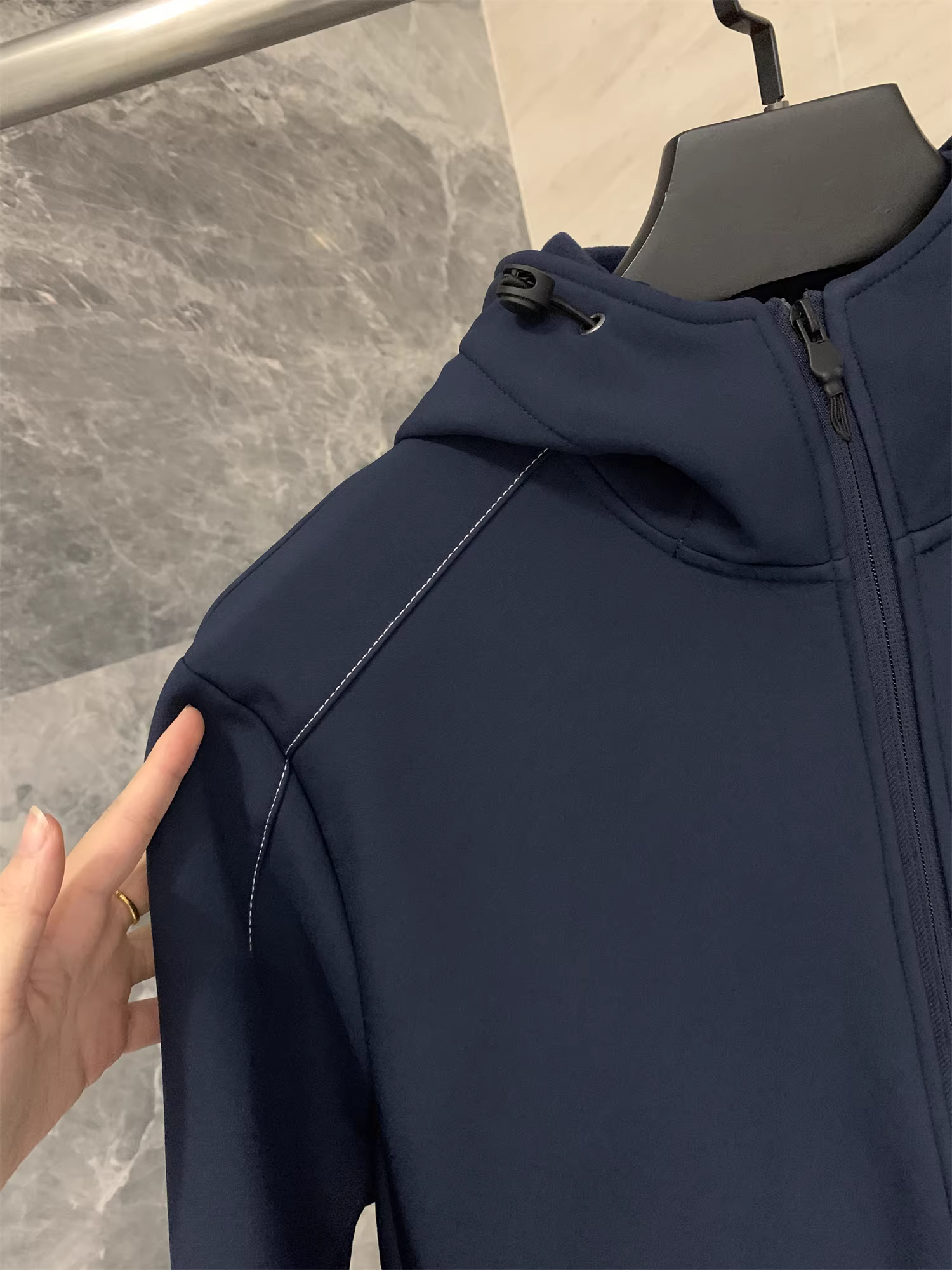 Don Quixote có thiết kế nhiều lớp và phong cách! Lớp lót bằng vải lông tổng hợp! Áo khoác nam có mũ trùm đầu, đường may lộ ra, thích hợp cho mùa thu và mùa đông.