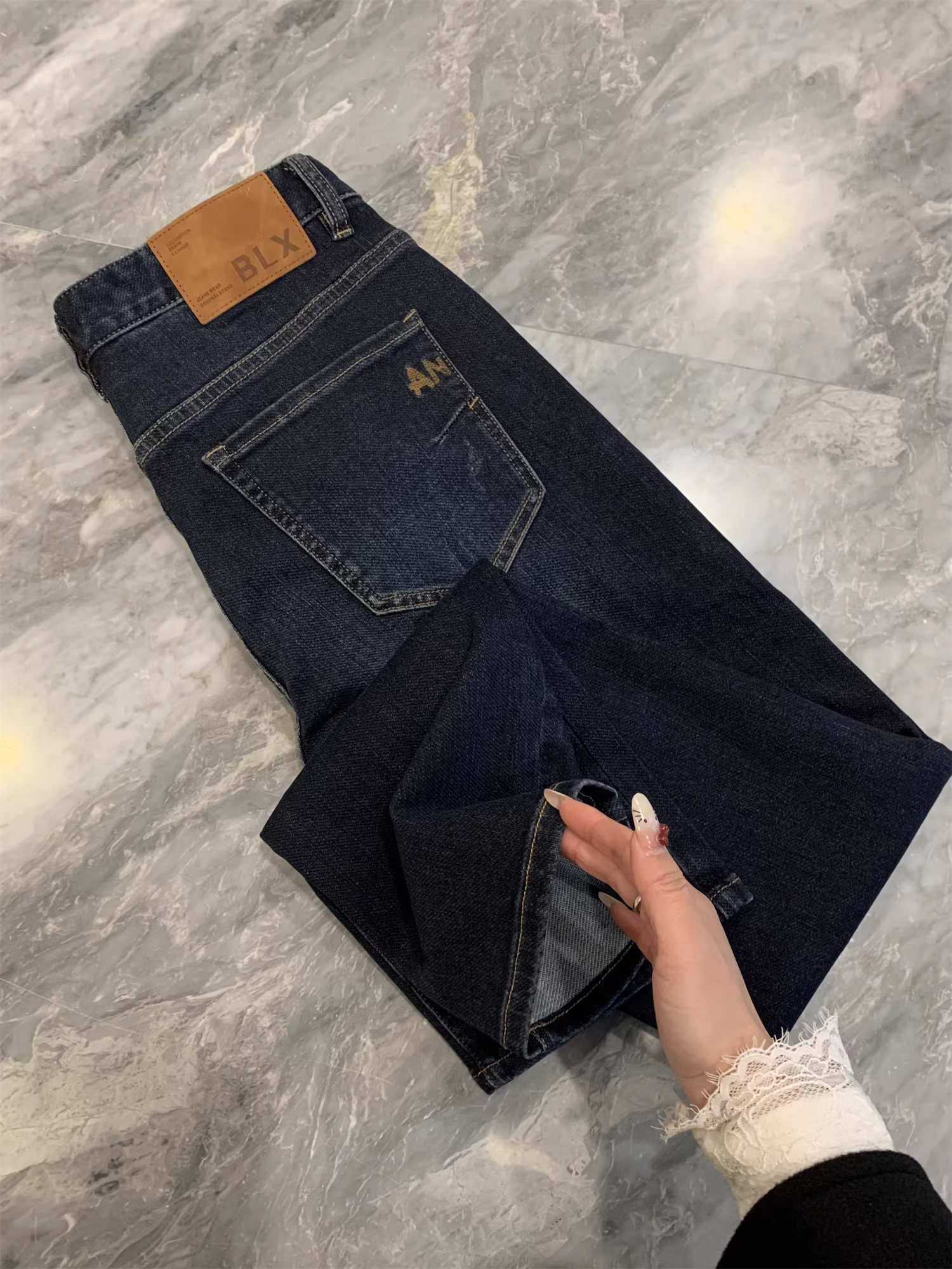 Quần jean nam dáng thẳng, chất liệu bền chắc, thương hiệu Don Quixote H, kiểu dáng cổ điển! Thoải mái khi mặc, thích hợp cho mùa thu đông.