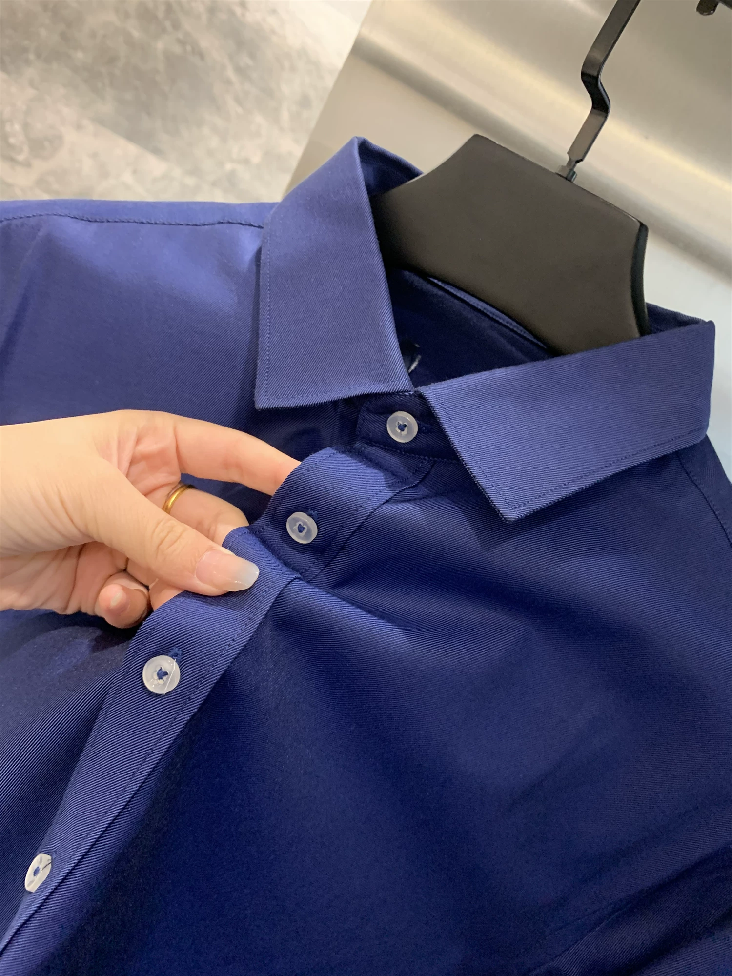 Don Quixote đang giảm giá lớn! Đầy màu sắc! Chất liệu vải tuýt chống nhăn, áo sơ mi dài tay kiểu dáng công sở lịch sự.