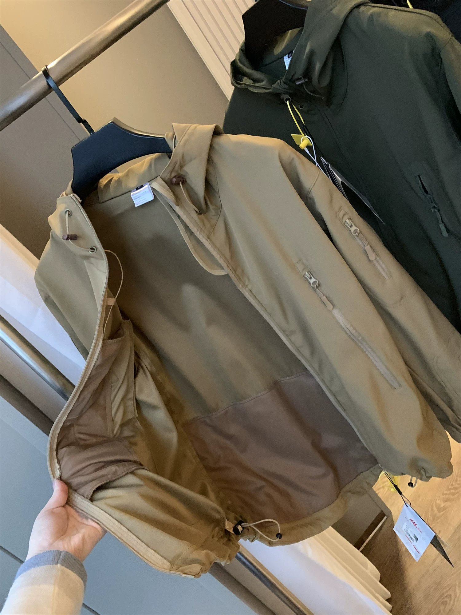 Don Quixote rất khuyến khích! Dòng sản phẩm chiến thuật ngoài trời! Áo khoác gió nam mùa xuân thời trang.