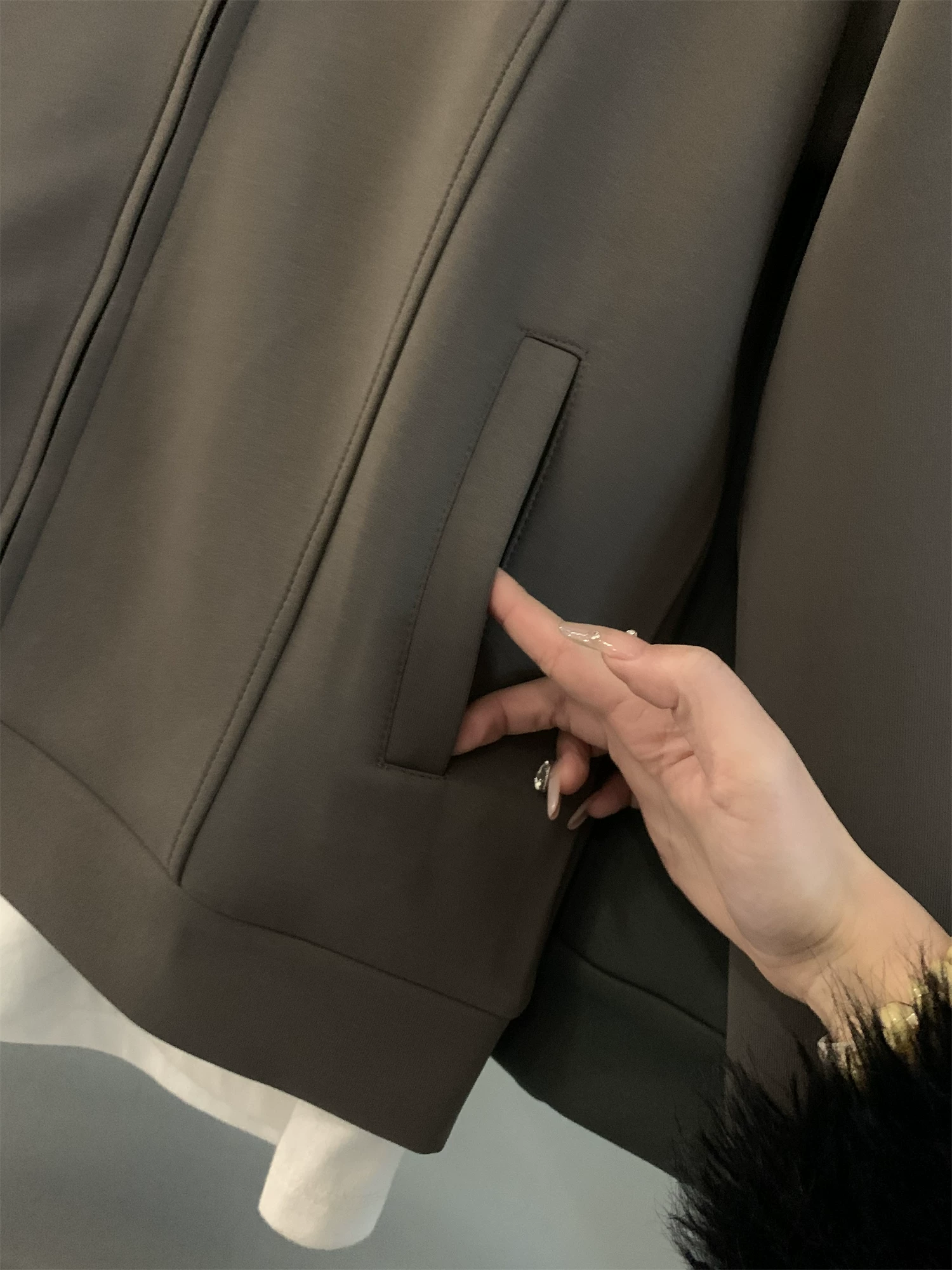 Áo khoác cổ đứng chất liệu mềm mại như mây, co giãn Q-elastic, thoáng khí, kiểu dáng năng động dành cho nam và nữ, sản xuất bởi Don Quixote Nhật Bản.