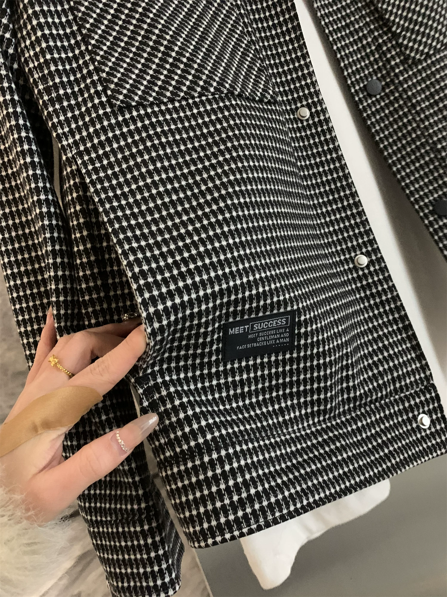 Don Quixote, một thương hiệu đáng tin cậy! Áo khoác nam chất liệu pha sợi nhuộm màu, kiểu dáng thẳng, cổ điển, thích hợp cho những buổi gặp gỡ nhẹ nhàng.