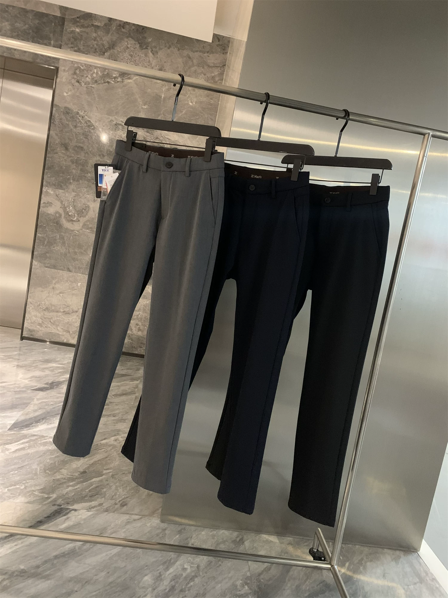 Phong cách sang trọng nhẹ nhàng của thương hiệu Don Quixote Z! Dòng sản phẩm công nghệ đen 3D! Quần âu nam chất liệu Lycra mùa thu đông.