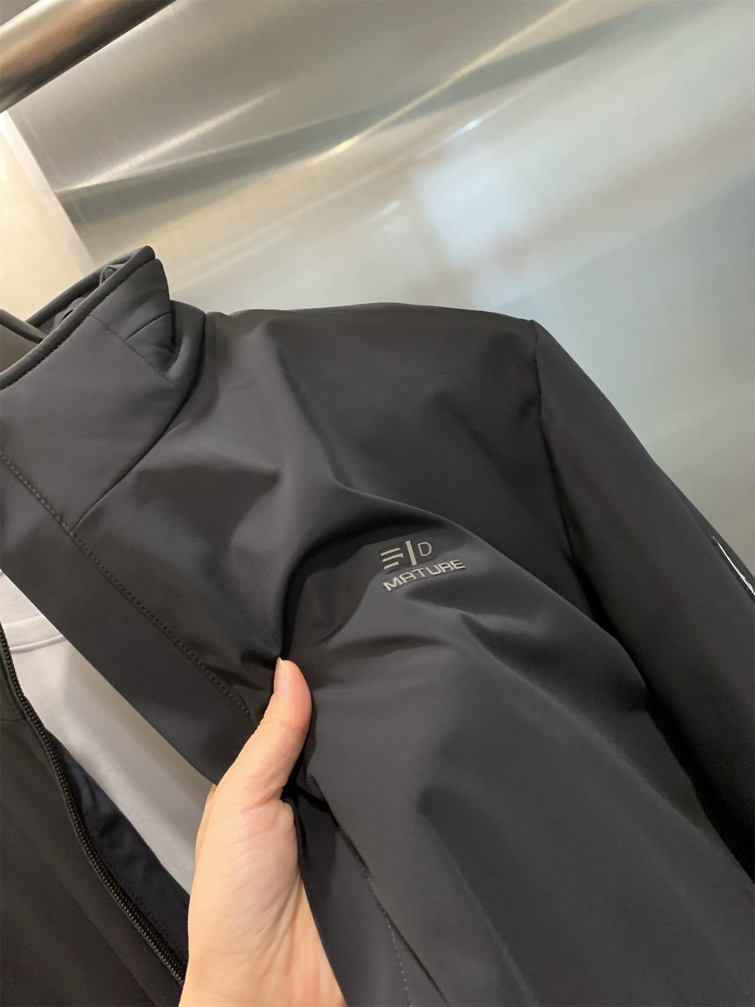 Don Quixote H series! 90% lông vịt! Áo khoác lông vũ cổ đứng chất liệu vải lụa sữa mùa đông dành cho nam.