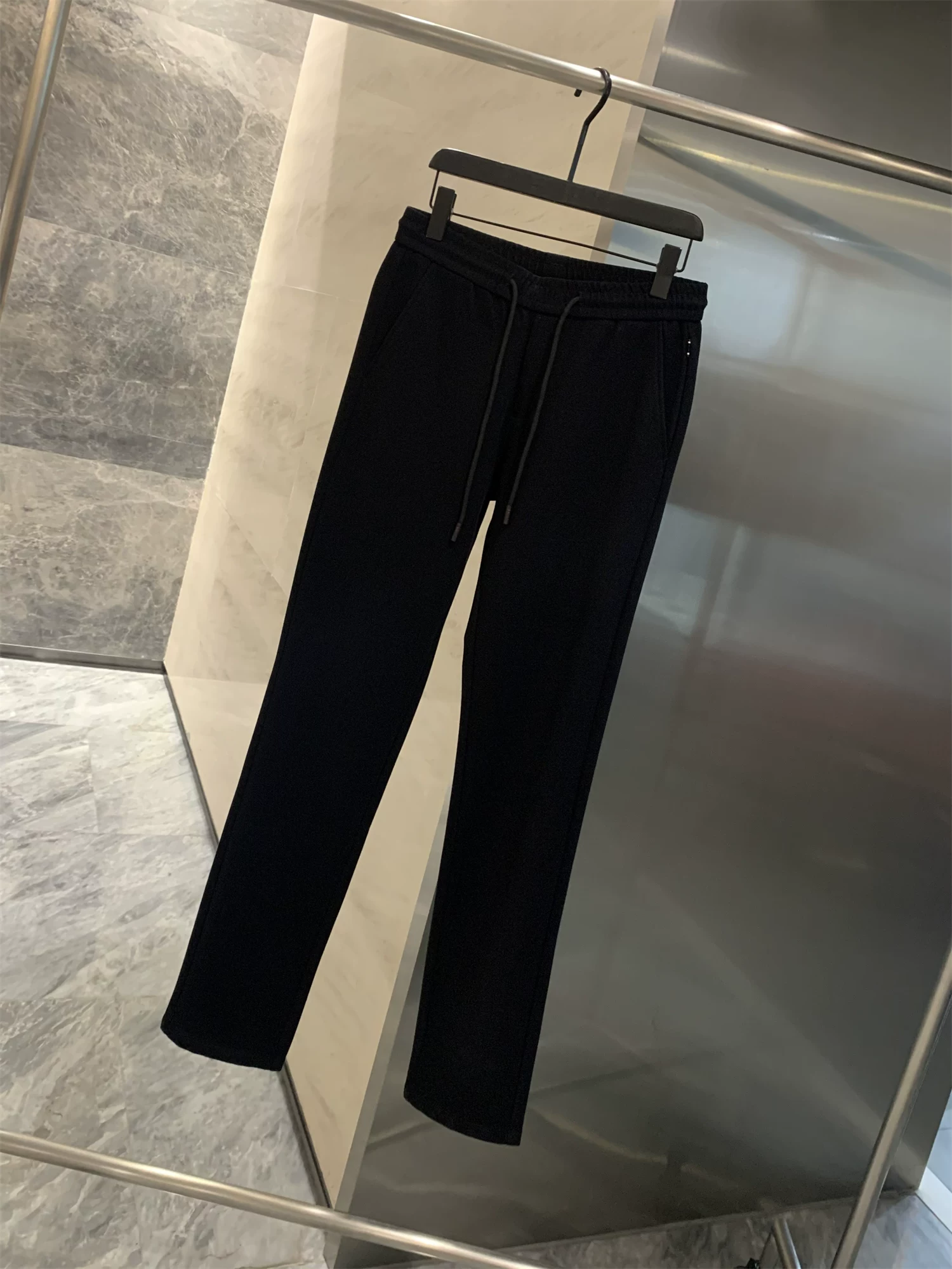 Hàng Don Quixote G là hàng chính hãng! Kết cấu mềm mại! Quần âu nam ống đứng, chất liệu ấm áp, thích hợp cho mùa thu đông.