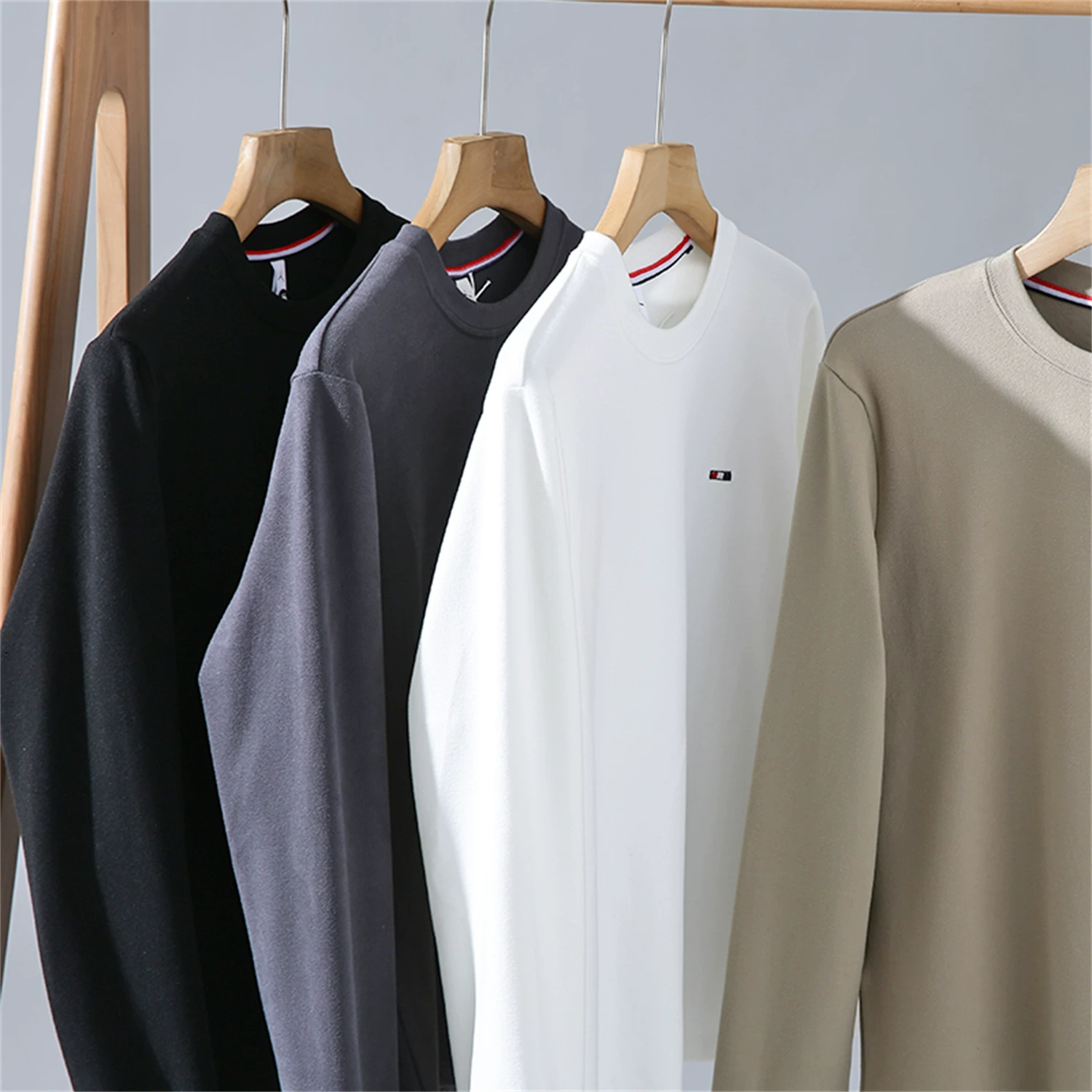 Đồ cần thiết cho mùa Thu/Đông của Don Quixote! Áo thun tự sưởi ấm bằng vải nano! Áo thun cổ tròn thêu họa tiết đa năng mùa Thu/Đông dành cho nam.