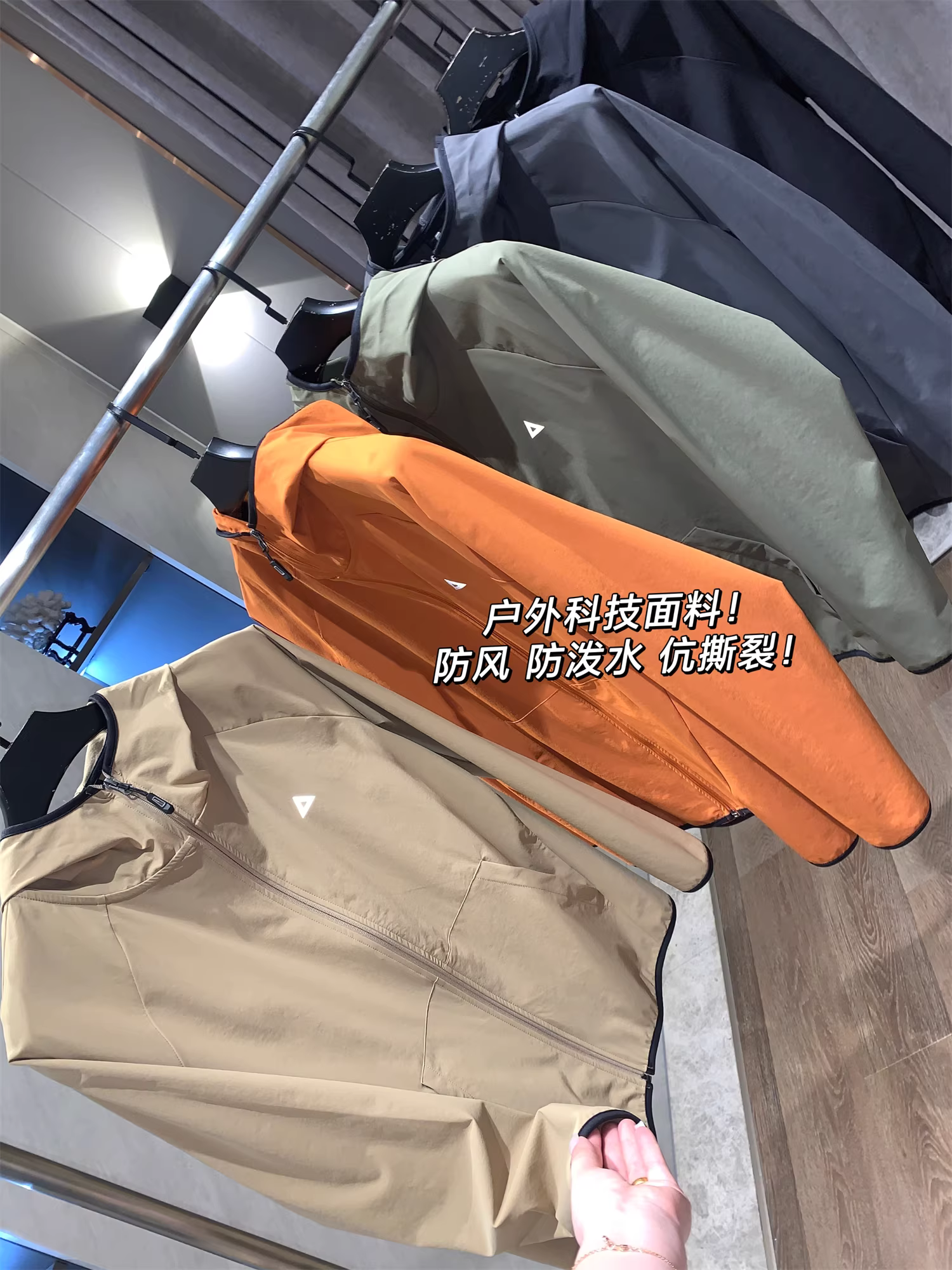 Don Quixote là một sản phẩm hàng đầu! Thoáng khí và chống thấm nước! Áo khoác có mũ trùm đầu chống gió dành cho nam giới, thích hợp cho việc quan sát chim ngoài trời.