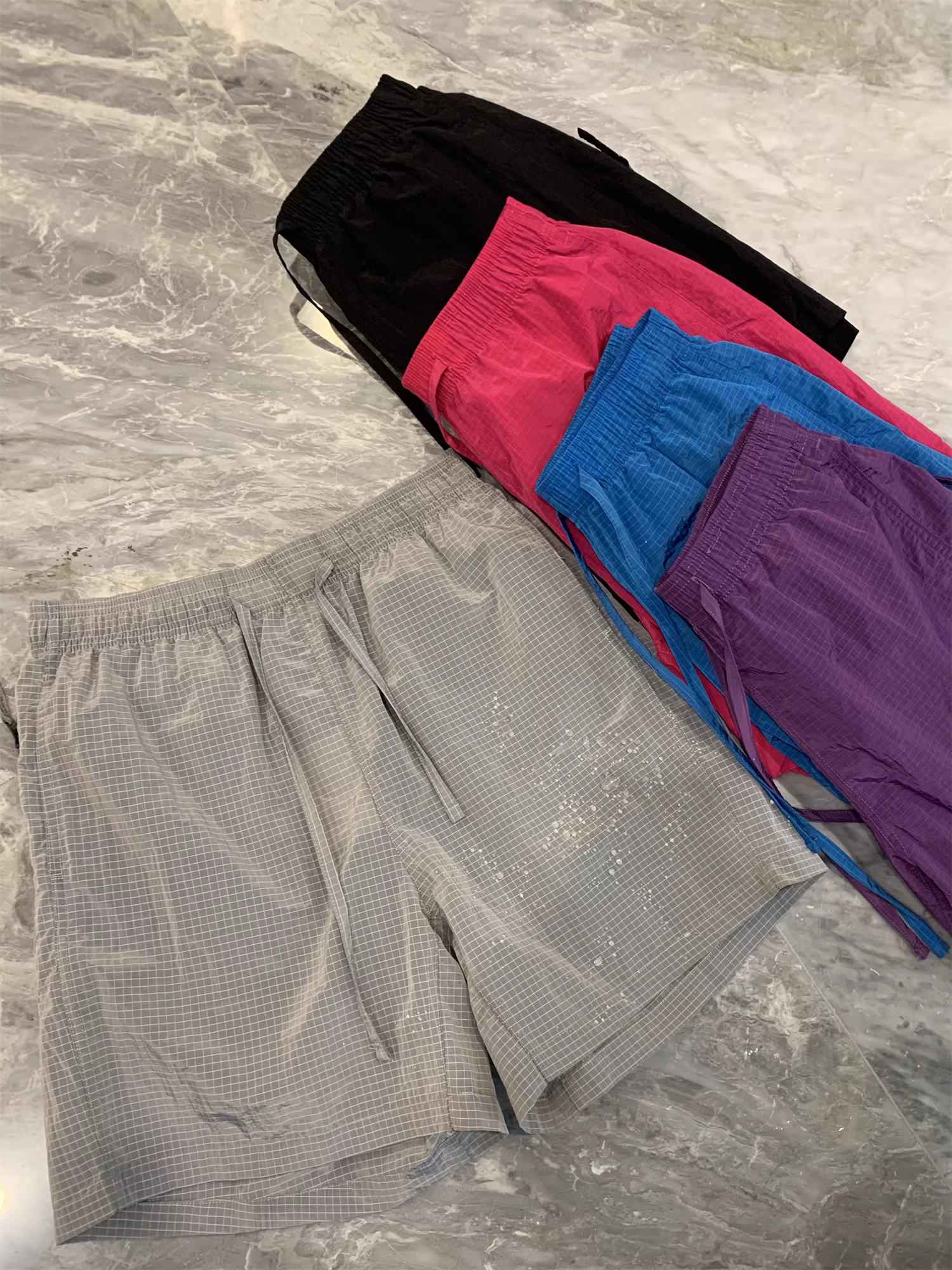 Công nghệ Don Quixote rất nhẹ! Kết cấu kẻ caro! Quần short nam mùa hè chất liệu như lụa, chống thấm nước, kiểu dáng thường ngày