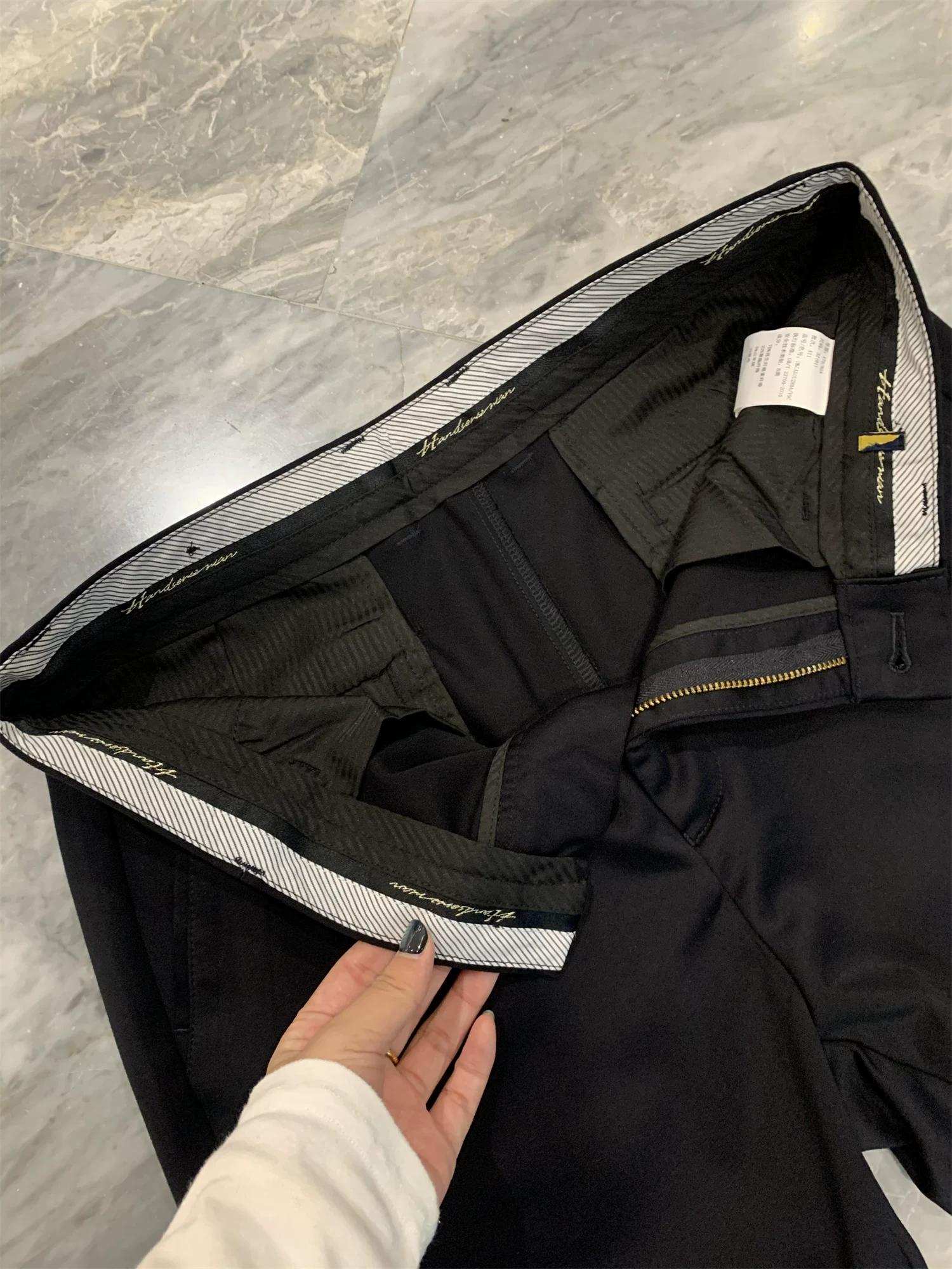 Quần âu nam Don Quixote Old Money Cashmere! Quần âu nam chất liệu cashmere mềm mại, ấm áp, dáng thẳng, thích hợp cho mùa thu đông.