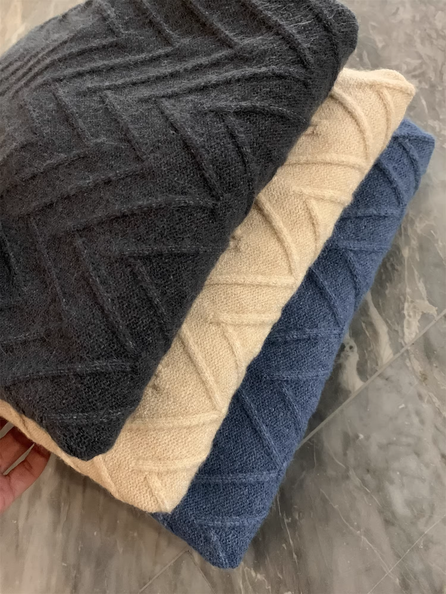 Đơn đặt hàng của công ty Don Quixote ODM! Áo len dệt jacquard ba chiều! Áo len cổ tròn đa năng, phong cách thường ngày, unisex, thích hợp cho mùa thu và mùa đông.