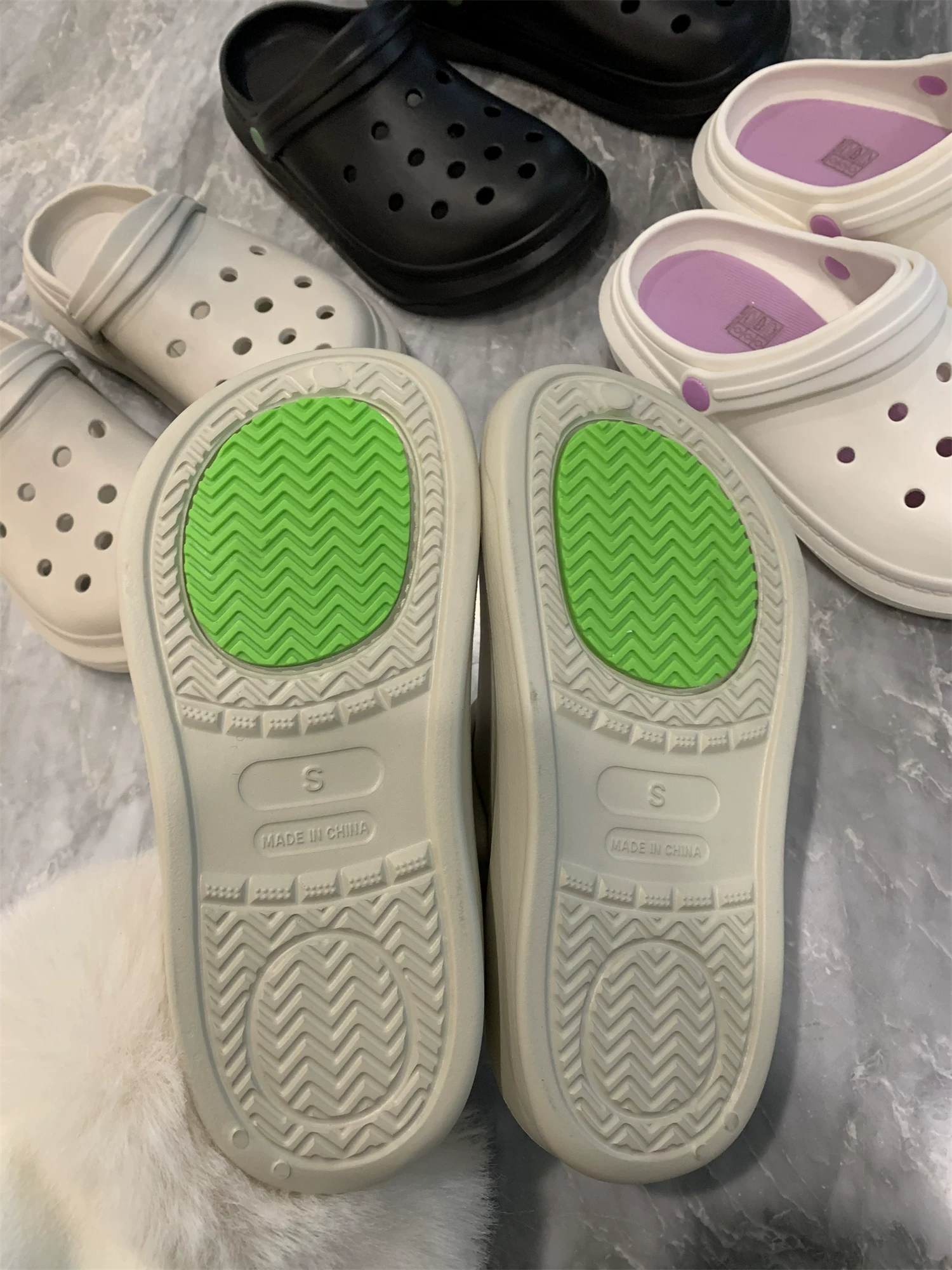 Giảm giá Don Quixote! Món đồ không thể thiếu cho các cặp đôi mùa hè! Giày đi biển đế mềm một mảnh EVA, kiểu guốc.