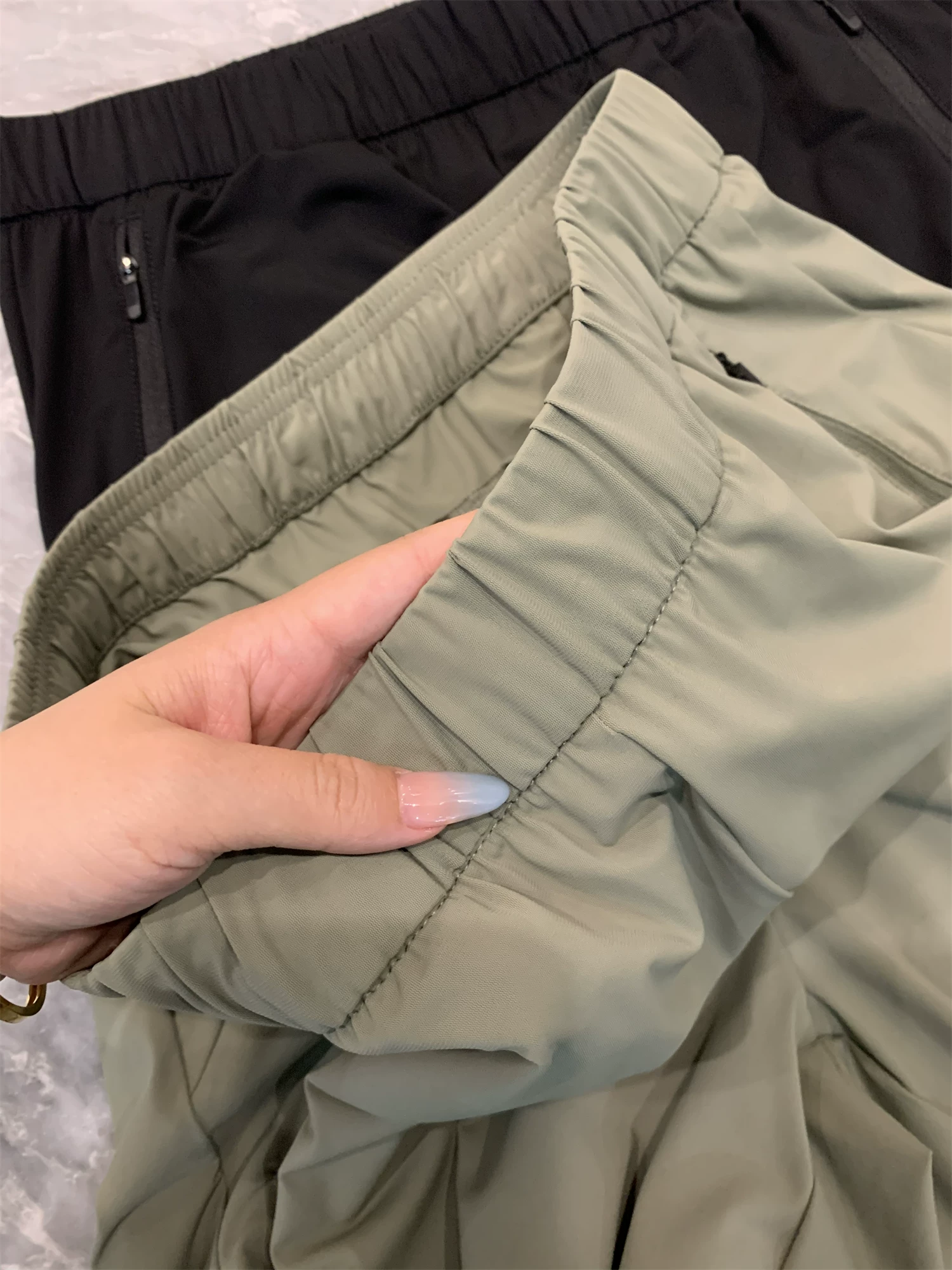 Don Quixote mang đến cảm giác mát lạnh như điều hòa! Độ đàn hồi như bánh ngọt, mát lạnh và mềm mại! Quần âu ống đứng chất liệu mềm mại, thoáng khí.