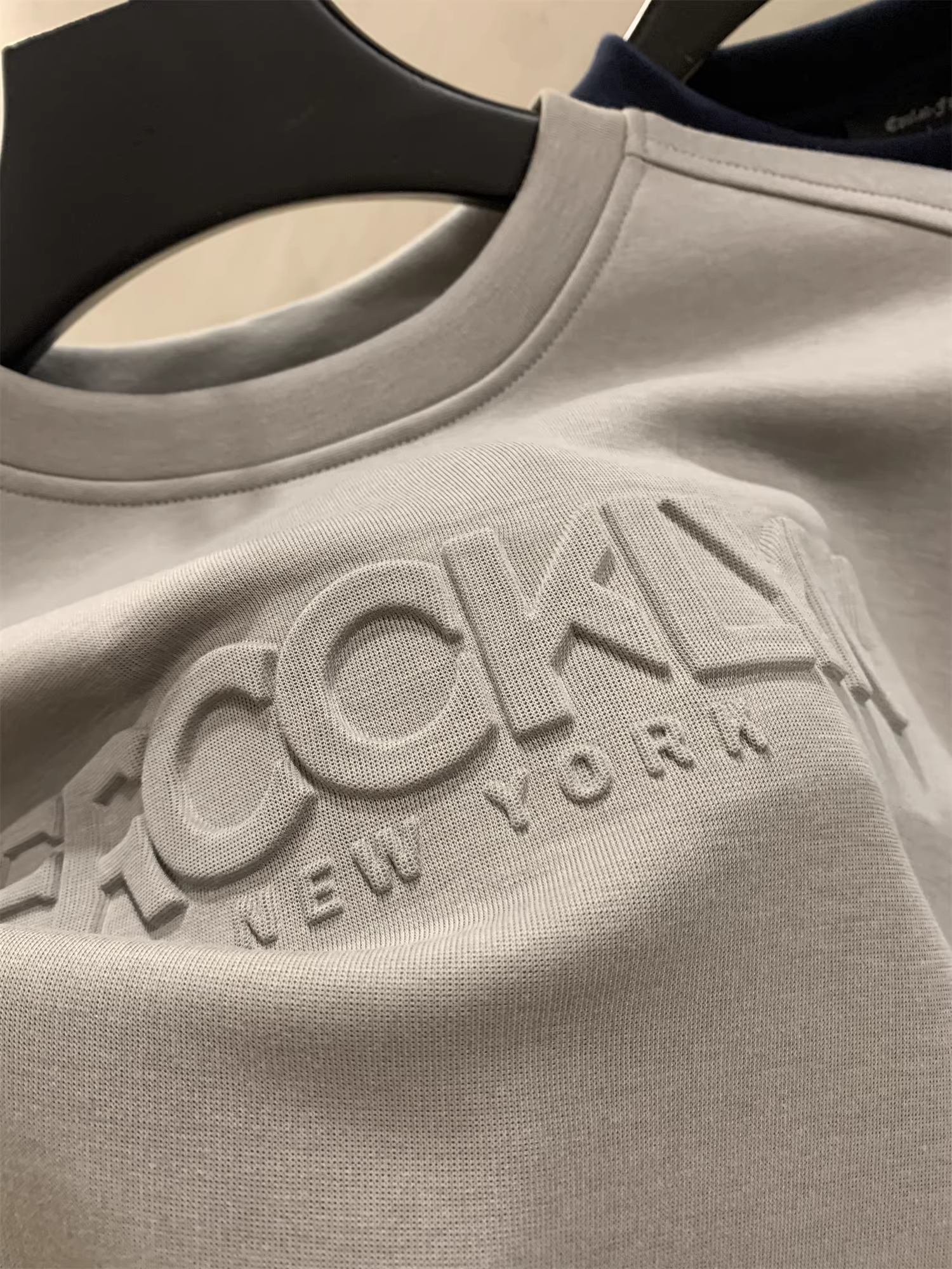 Don Quixote, sự sang trọng nhỏ gọn! Thiết kế nổi 3D! Áo nỉ nam cổ tròn màu trơn đa năng, phong cách thường ngày, xu hướng thu đông.