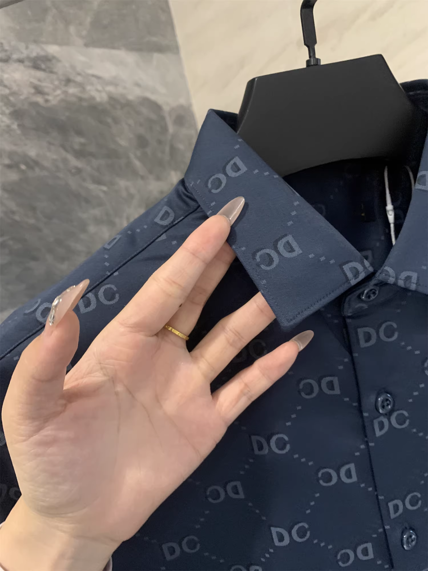 Don Quixote, hàng chất lượng tuyệt vời! Đang trưng bày với giá 298! Áo sơ mi dài tay kiểu dáng công sở thanh lịch và mềm mại dành cho nam.