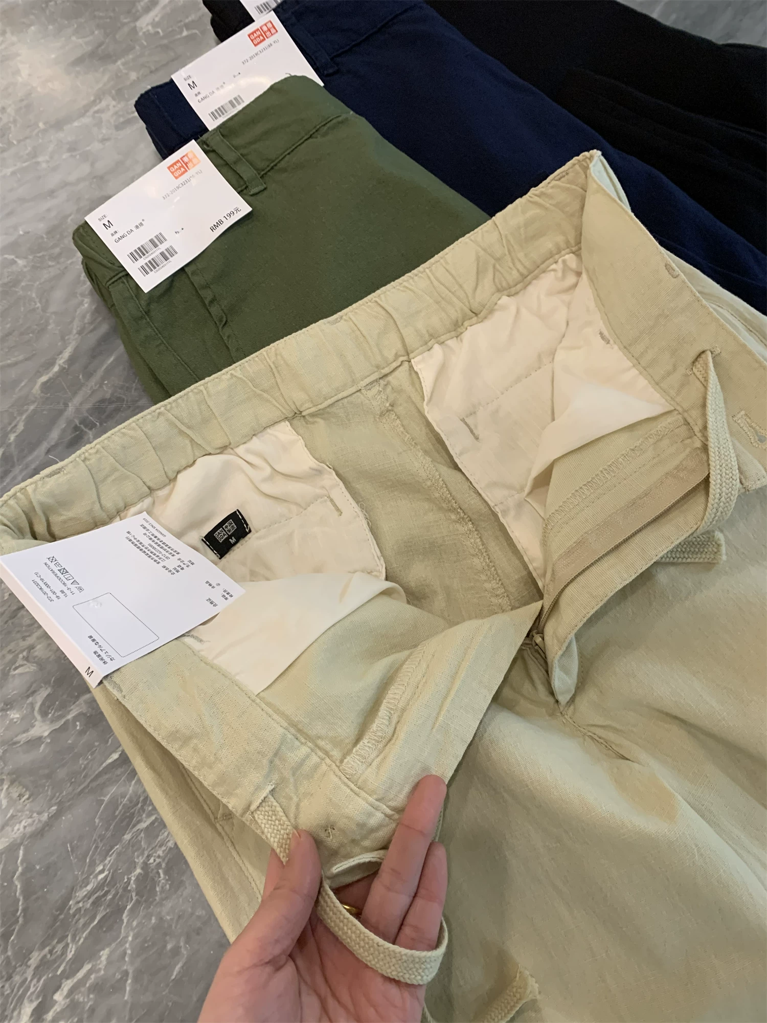 Don Quixote, những chiếc quần này là món đồ không thể thiếu! Quần âu nam chất liệu nhẹ, thoáng khí, giống vải lanh, màu trơn, dáng thẳng.