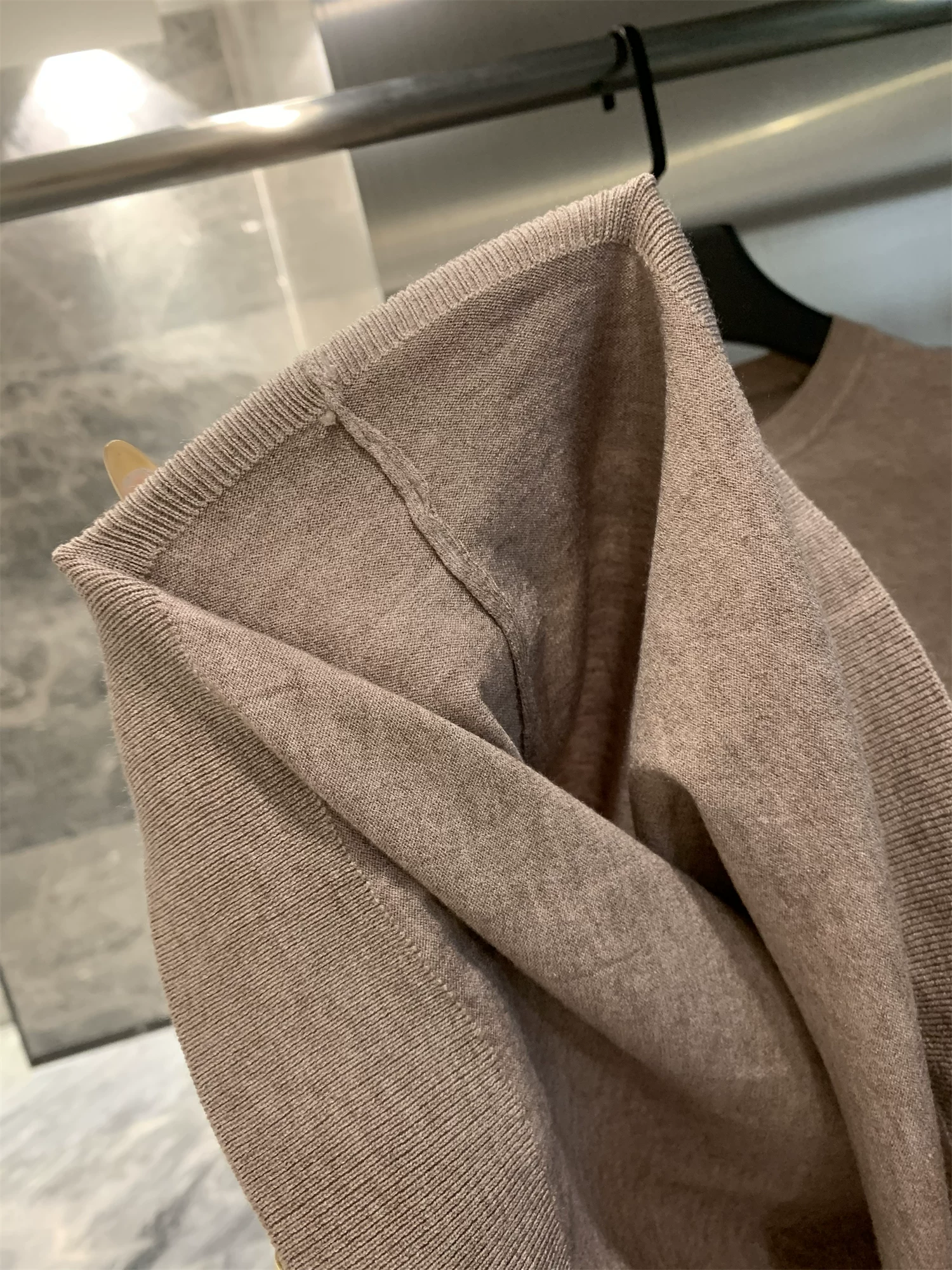 Don Quixote là một món đồ cực kỳ hấp dẫn! Áo len dệt kim thông thường dành cho nam mùa thu tinh tế, mềm mại, thoáng khí và thoải mái.