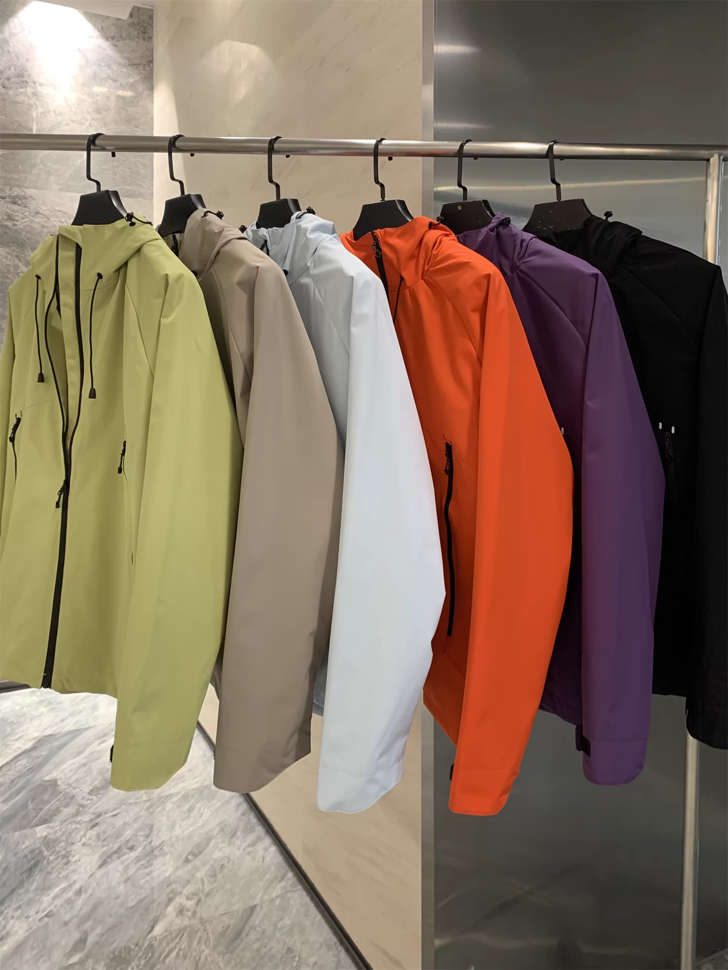 Áo khoác có mũ trùm đầu Don Quixote Outdoor Niche! Đường may được dán hoàn toàn bên trong! Chống thấm nước và chống nước bón, thích hợp cho mùa thu đông, kiểu dáng thời trang.