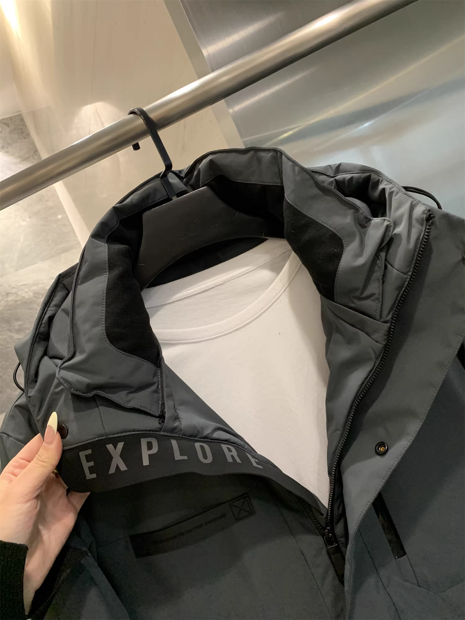 Áo khoác phao có mũ trùm đầu dành cho nam, chất liệu 90% lông vũ, dày dặn, ấm áp, chống gió và chống lạnh, kiểu dáng dài trung bình, thích hợp cho mùa đông.