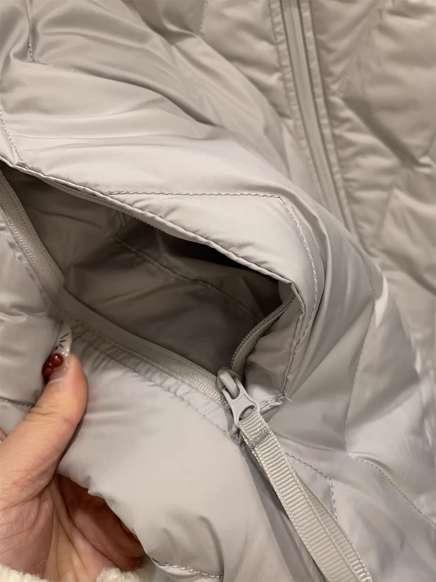 Áo khoác nam cổ đứng, thiết kế may chần bông Don Quixote, ngăn chứa đồ riêng biệt! 90% lông vũ vịt! Nhẹ và ấm áp, hợp thời trang cho mùa đông.