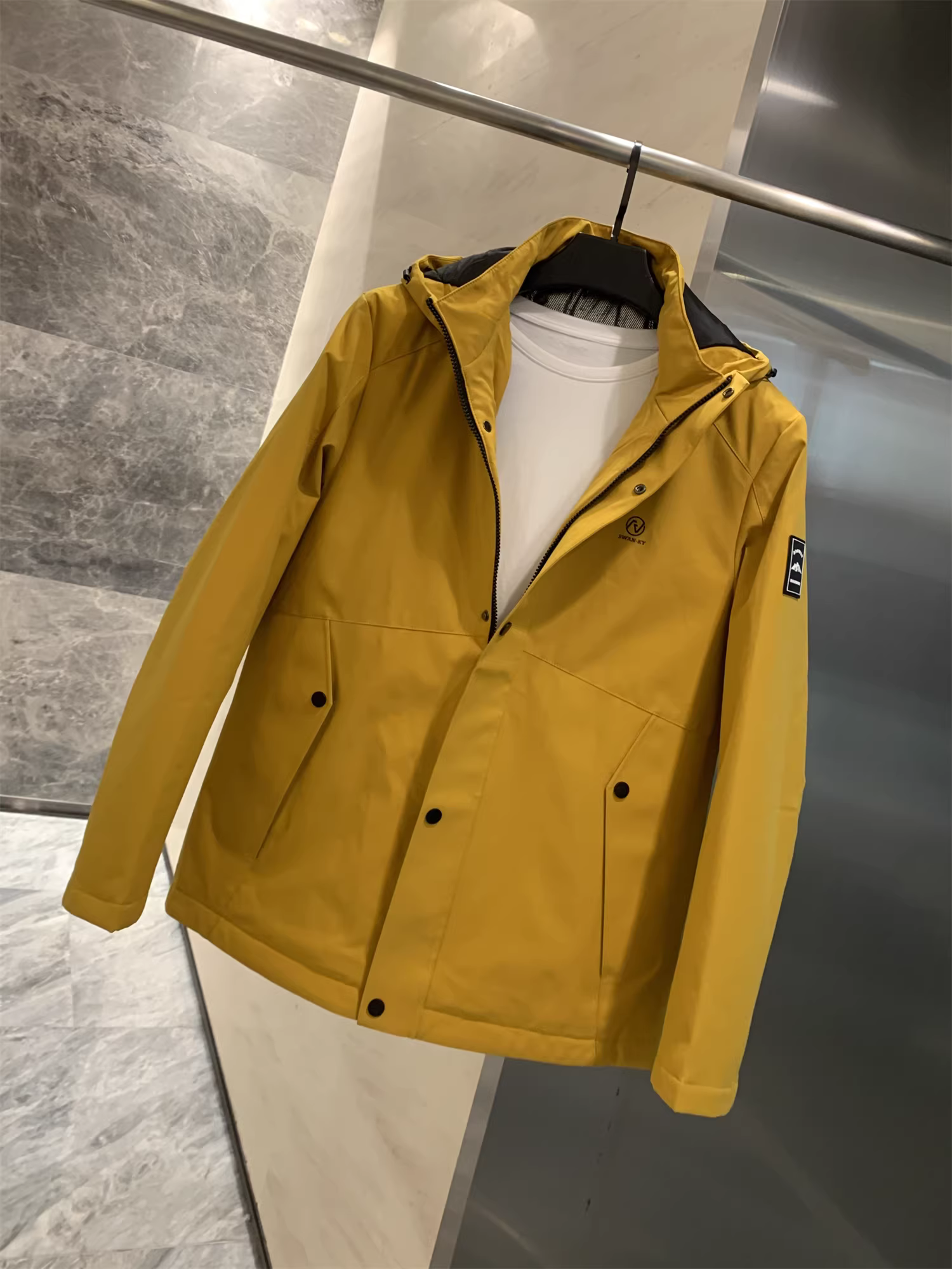 Áo khoác ngoài Don Quixote ba lớp chống thấm! Ấm áp và chống gió! Áo khoác ngoài nam có mũ trùm đầu, kiểu dáng thường ngày, có đường may dán chắc chắn.