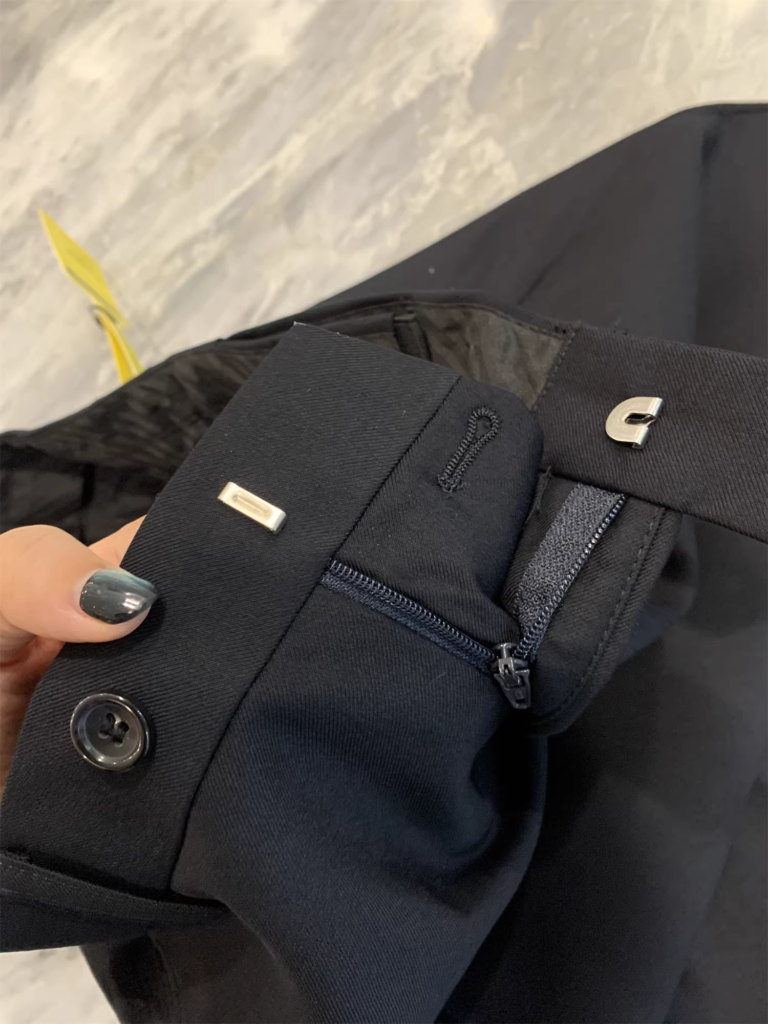 Don Quixote dòng B là sự kết hợp giữa sang trọng nhẹ nhàng và sự thoải mái! Có bán tại các cửa hàng với giá 17900! Được làm từ len worsted của Ý! Quần âu lịch sự, quần tây nam.