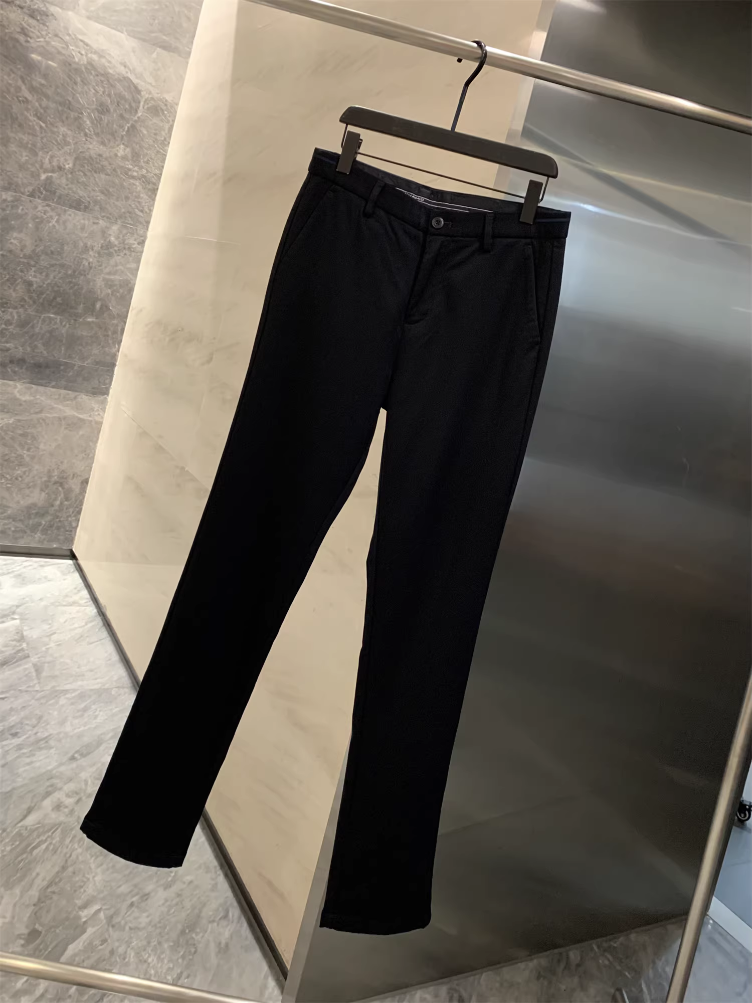 Quần âu nam dáng thẳng chất liệu len pha, dày dặn và ấm áp, thích hợp cho mùa thu đông của thương hiệu Don Quixote H!