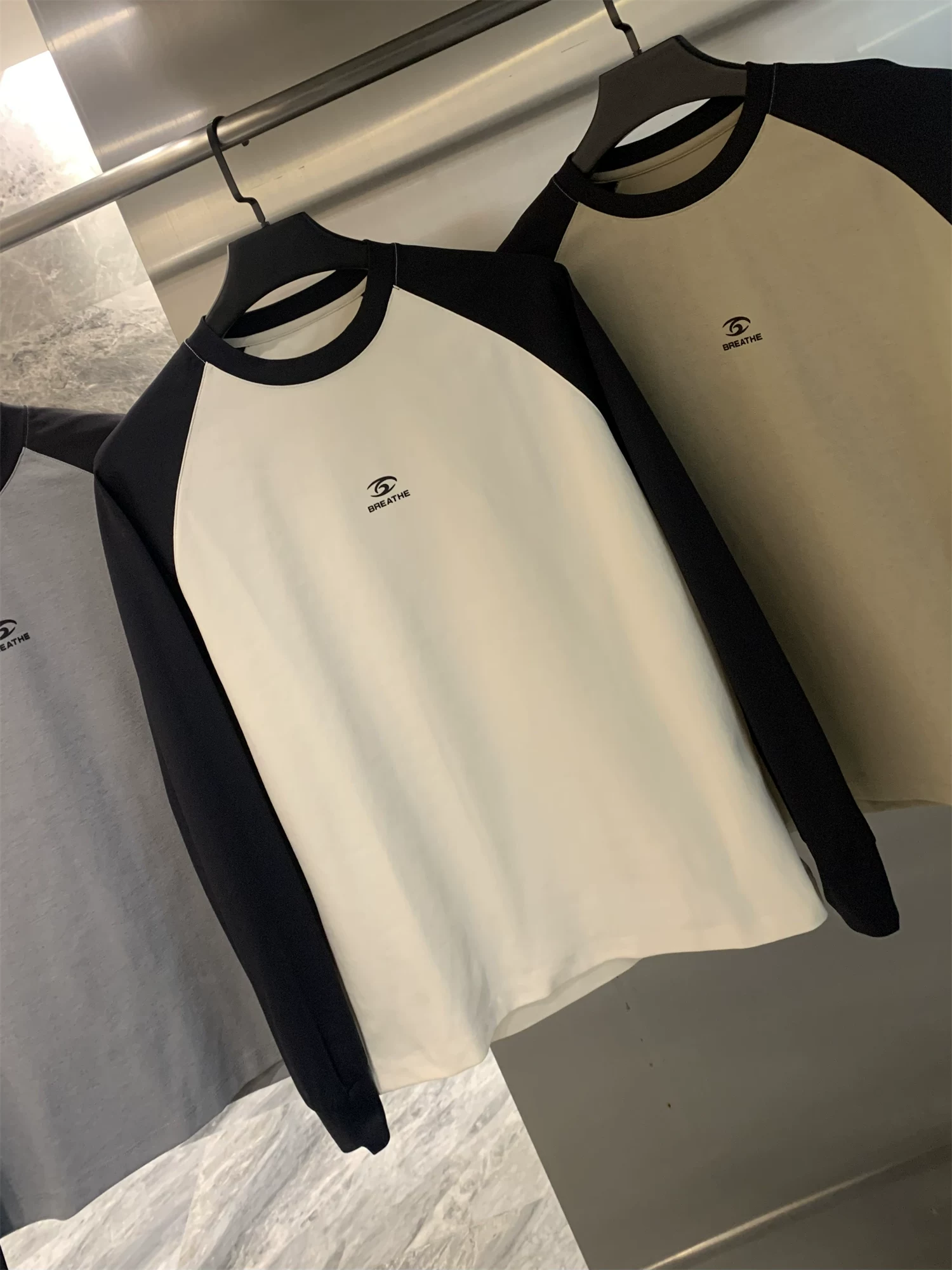 Thiết kế cổ raglan cổ điển của Don Quixote! Áo thun dài tay cổ tròn màu sắc phối hợp phong cách unisex mùa xuân thu, kiểu dáng thời thượng