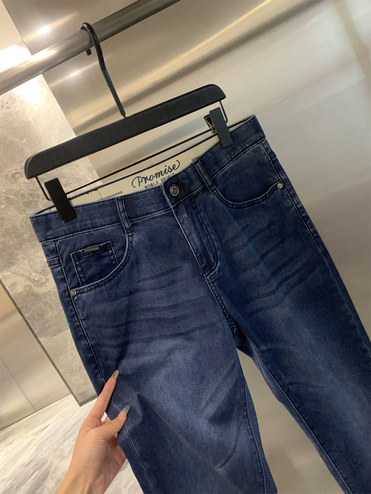 Quần jean du lịch nhẹ Don Quixote! Thoải mái hơn quần thể thao! Quần jean ống thẳng thông thường dành cho nam mùa xuân và mùa hè hợp thời trang.