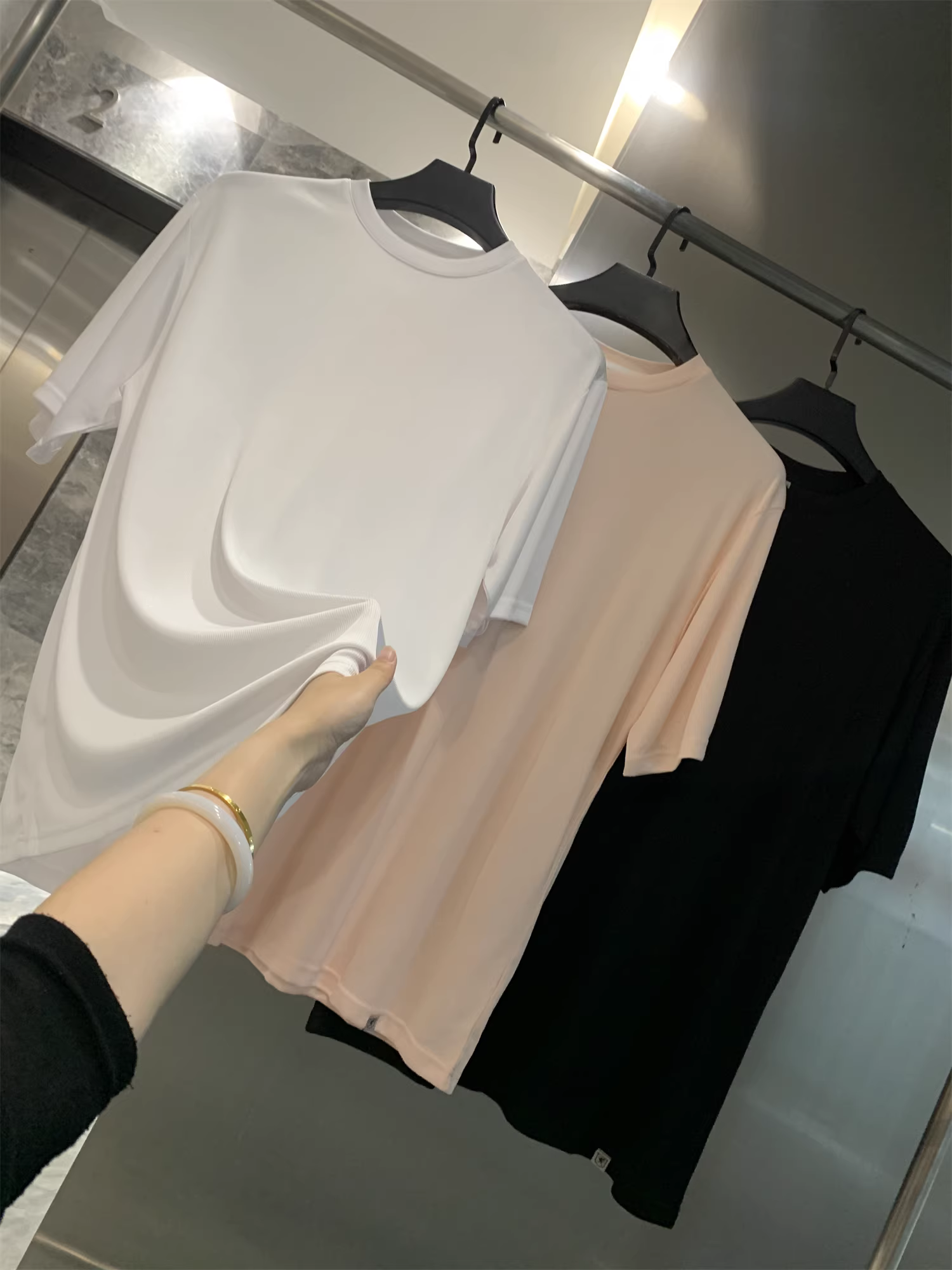 Don Quixote đang dệt tơ! Mềm mại và mát mẻ! Áo thun thể thao ngắn tay, dáng rộng, thoải mái, co giãn cao, nhanh khô, hợp thời trang.