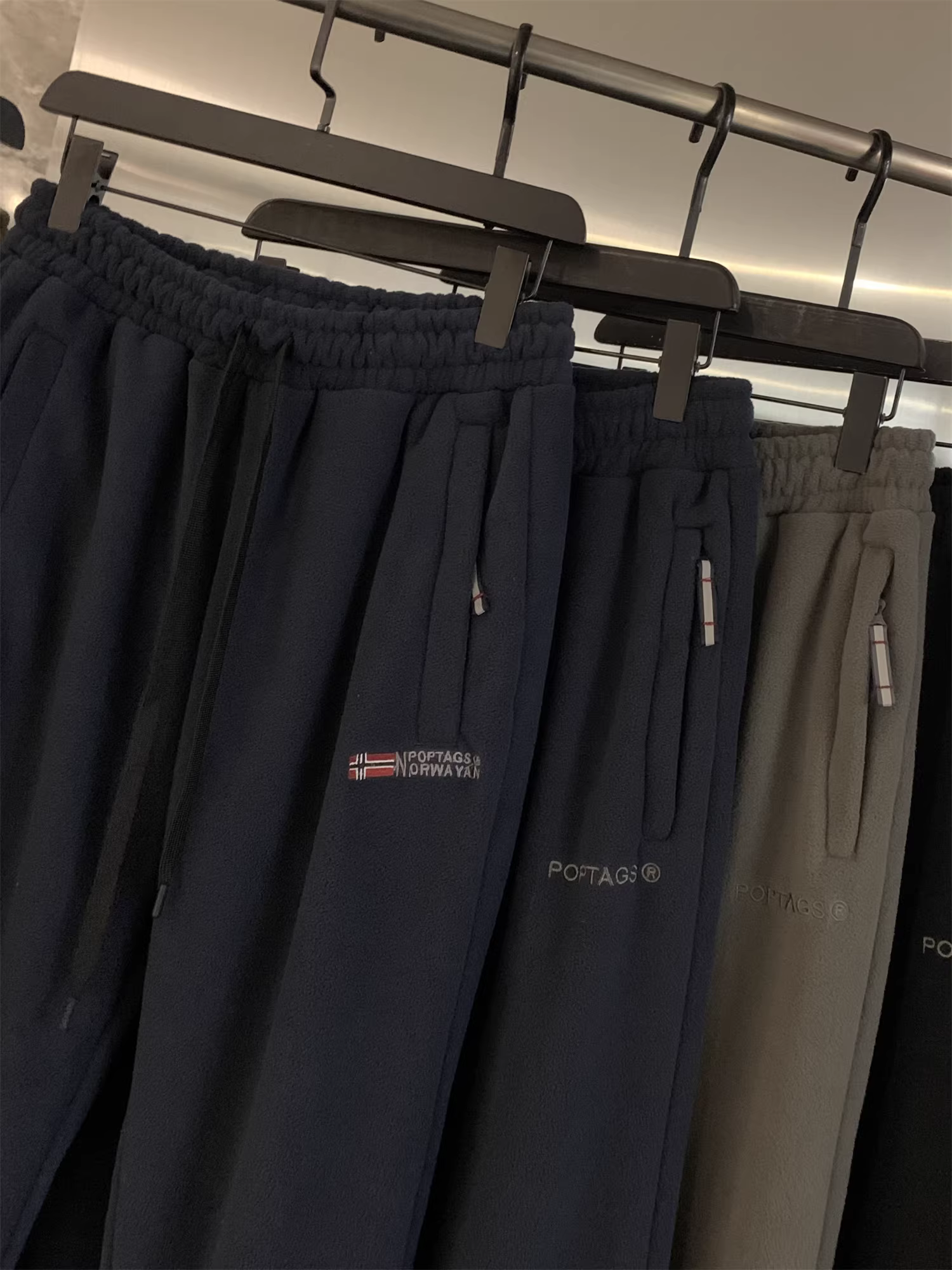 Don Quixote, hãy đến với phong cách Bắc Âu! Một đôi dành cho mùa đông! Quần thể thao ống đứng/cạp bo dày dặn, lót lông cừu hai mặt, mặc được cả mùa thu và mùa đông.