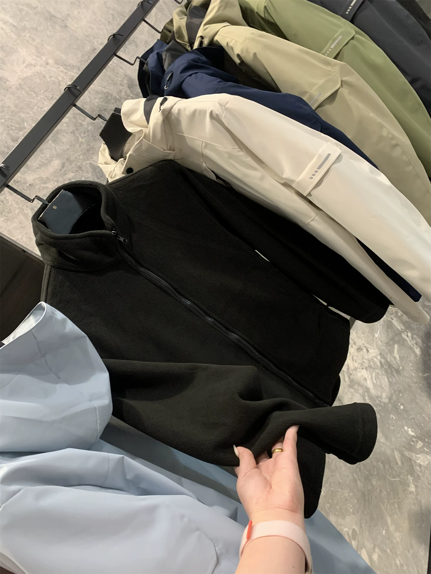 Don Quixote Z mạnh mẽ ba trong một! Bộ áo khoác hai mảnh có mũ trùm đầu ngoài trời chống gió và chống nước mùa thu đông dành cho nam và nữ, hợp thời trang.