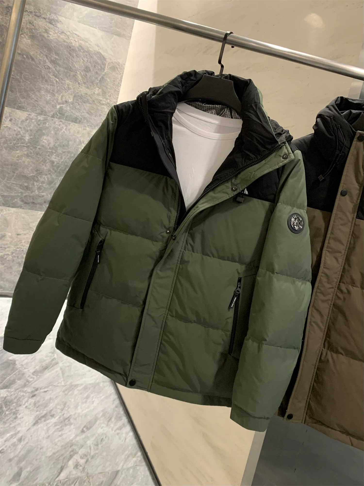 Áo khoác phao nam Don Quixote dày dặn và ấm áp! 90% lông vũ vịt! Áo khoác phao có mũ trùm đầu phối màu chống lạnh mùa đông thời trang.