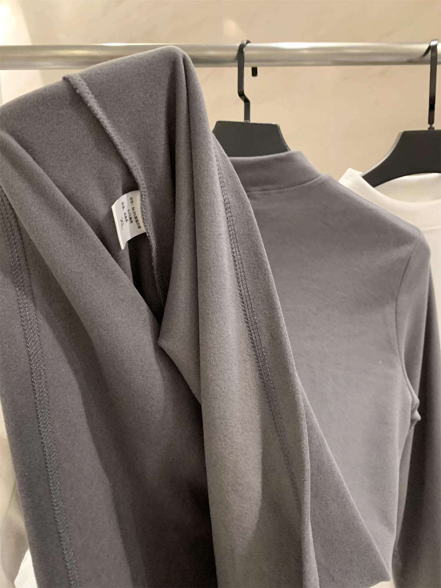 Don Quixote là một lớp áo lót tuyệt vời! Mềm mại và ấm áp! Áo nam màu trơn cổ nửa cao có thể mặc như áo khoác ngoài vào mùa thu đông.