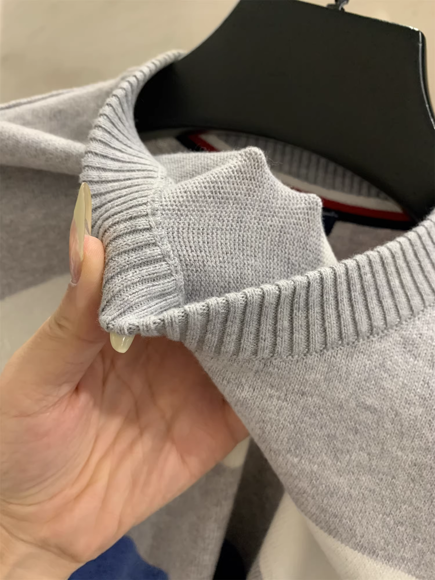 Don Quixote, hãy đến Mỹ! Chuyuan! Áo len pha len cừu! Áo len dệt kim phối màu, mềm mại, thoáng khí, tinh tế.