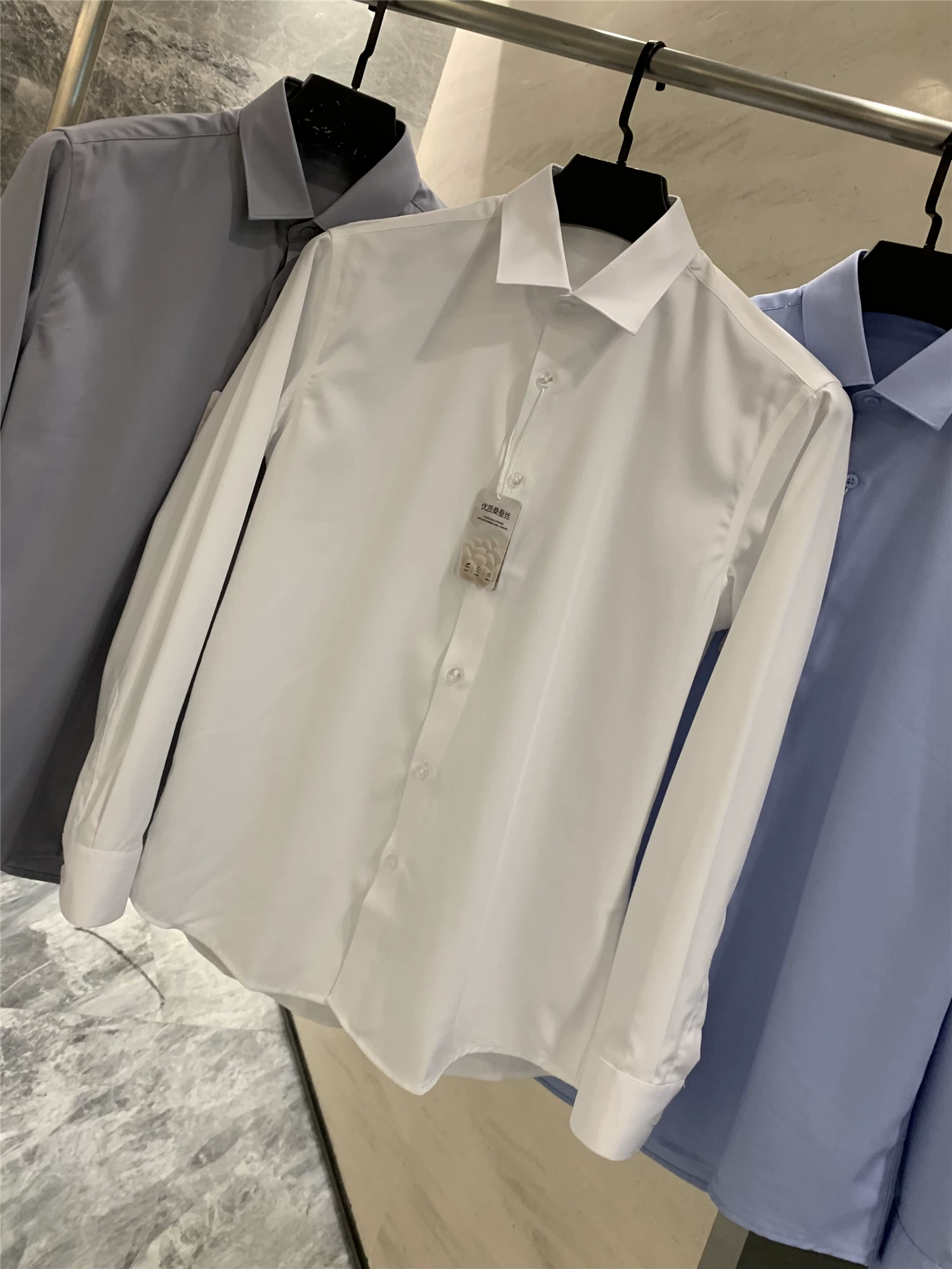 Don Quixote, hãy tận hưởng cảm giác mềm mại này! Phối chất liệu lụa + modal! Áo sơ mi dài tay màu trơn, phong cách công sở giản dị.