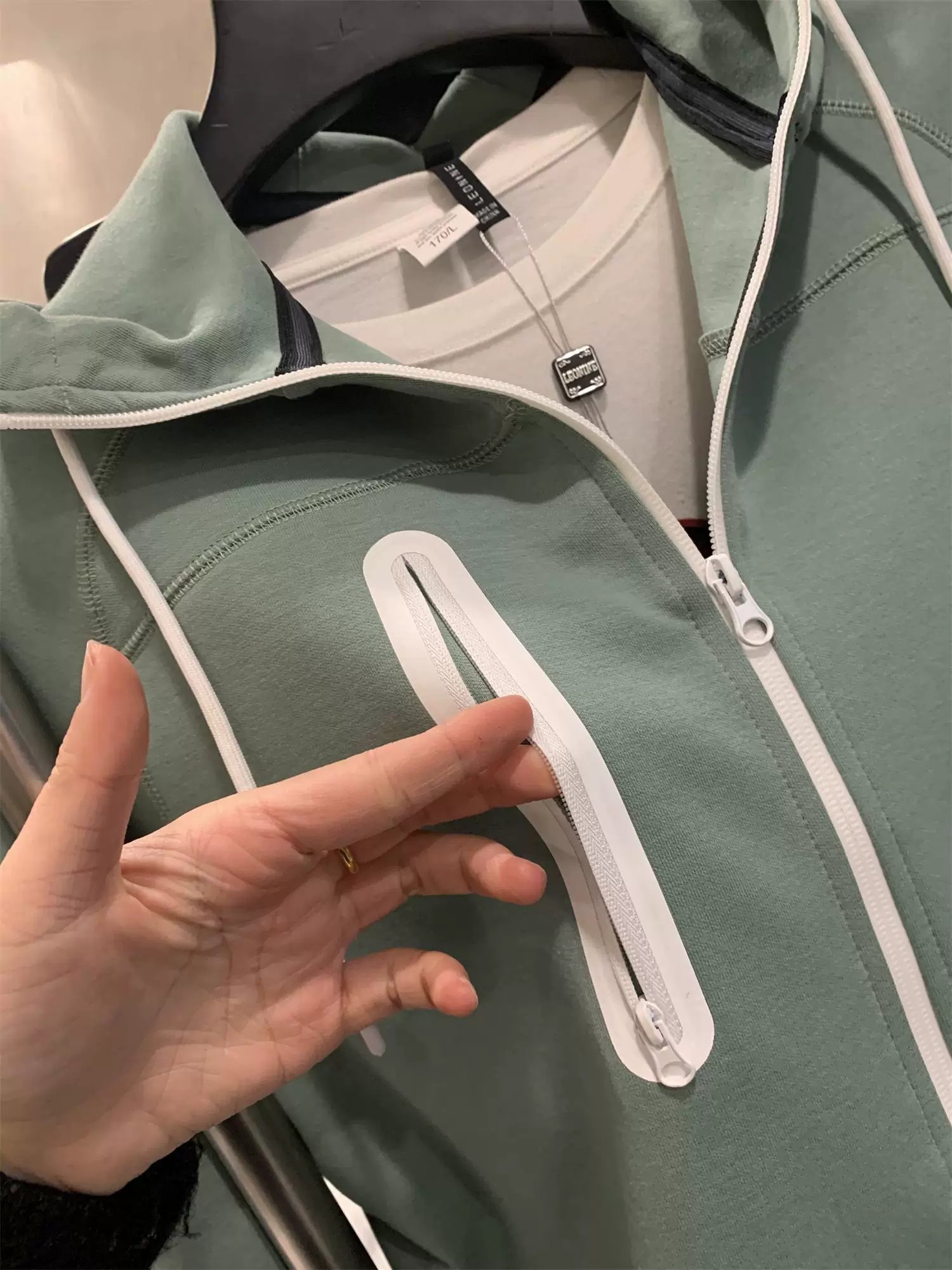 Don Quixote, bộ sản phẩm được giảm giá! Bộ đồ thể thao dệt kim tổng hợp, mềm mại, tinh tế, thân thiện với da, gồm áo và quần.