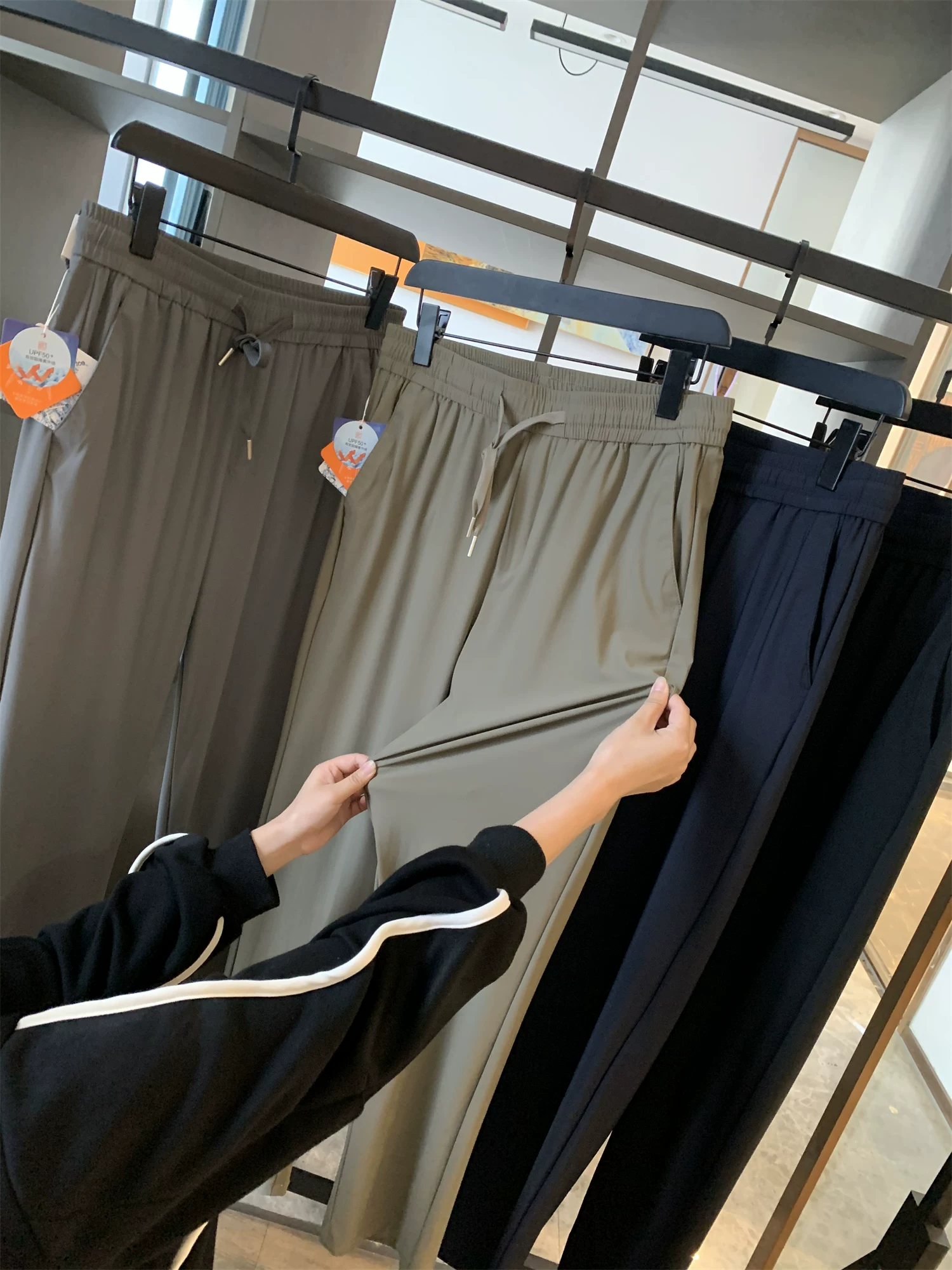 Don Quixote Cool Silk! UPF50+! Quần âu nam ống đứng, chất liệu thoải mái, thoáng khí, lưng thun co giãn.