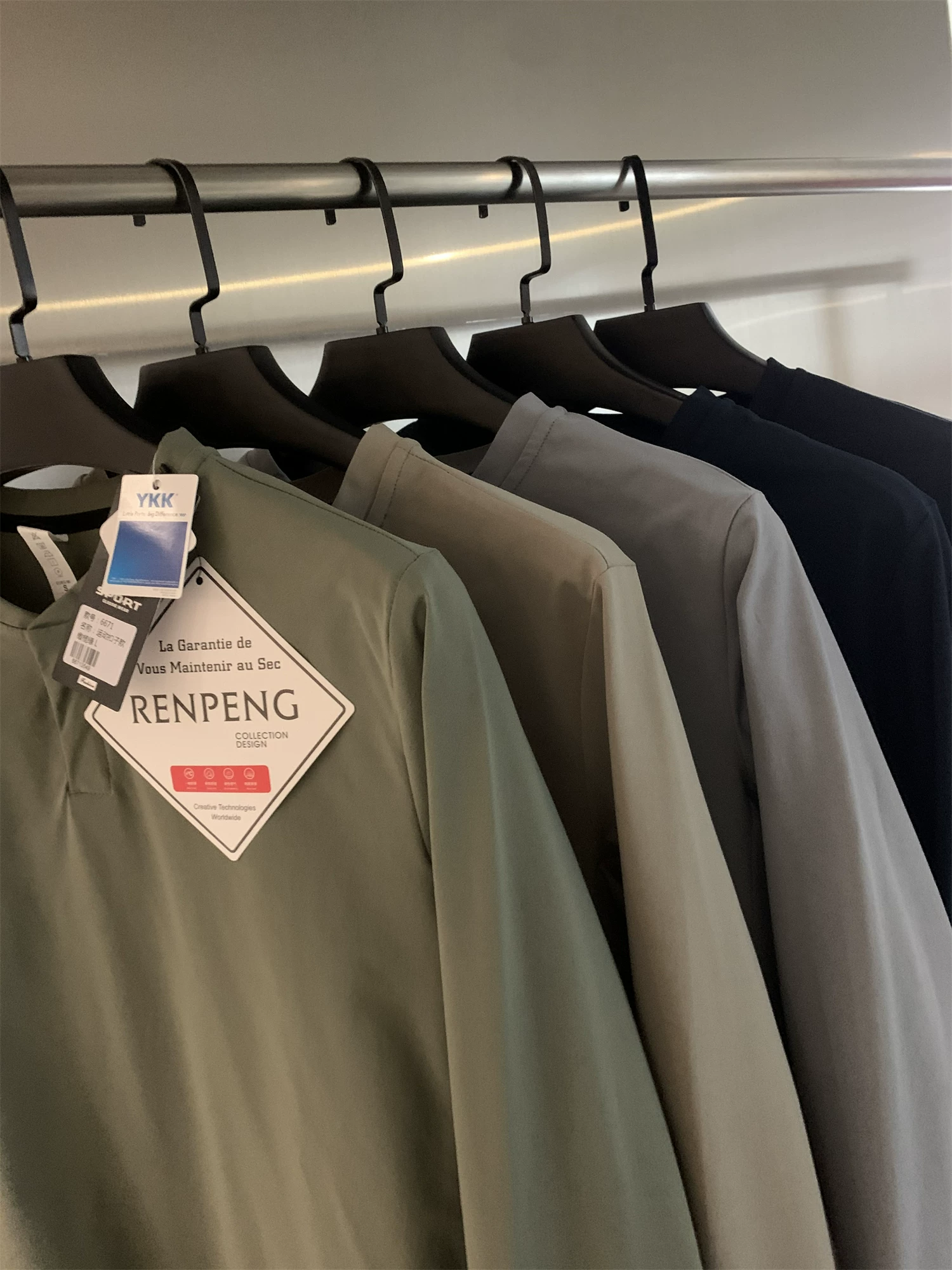 Áo cổ Henry kiểu Âu Mỹ của Don Quixote! Áo nỉ nam màu trơn nhanh khô, thể thao, đa năng, hợp thời trang