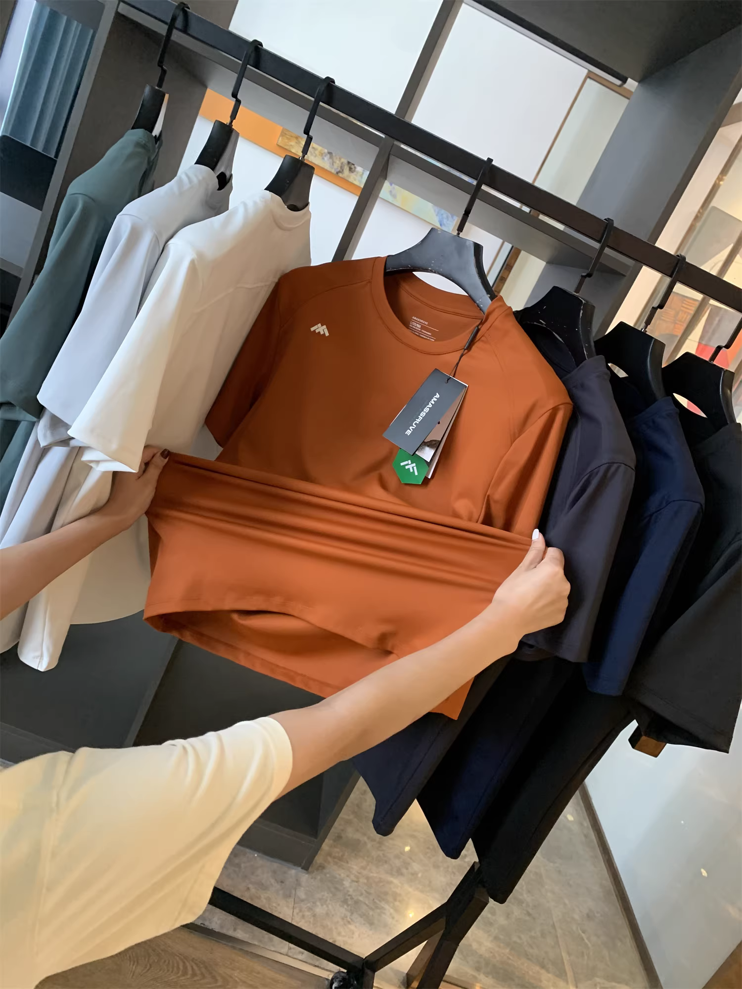 Áo thun ngắn tay đơn giản và đa năng dành cho cặp đôi thể thao và giải trí cao cấp của Don Quixote Ý Leavo Johnson