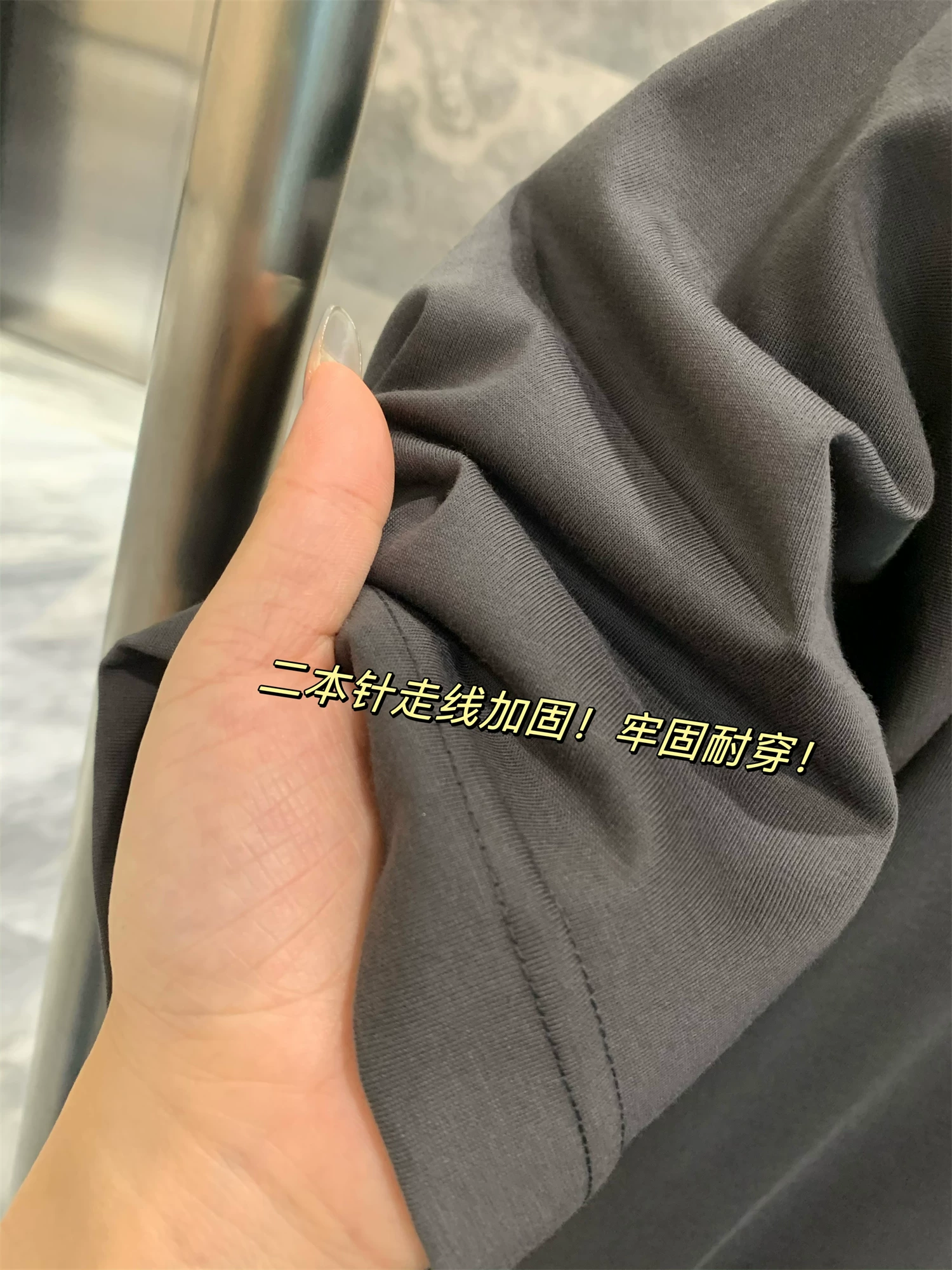 Don Quixote thấm hút mồ hôi nhanh chóng trong 3 giây! Công nghệ đen tuyệt vời với chất liệu AIRism! Áo thun cổ tròn rộng rãi dành cho các cặp đôi