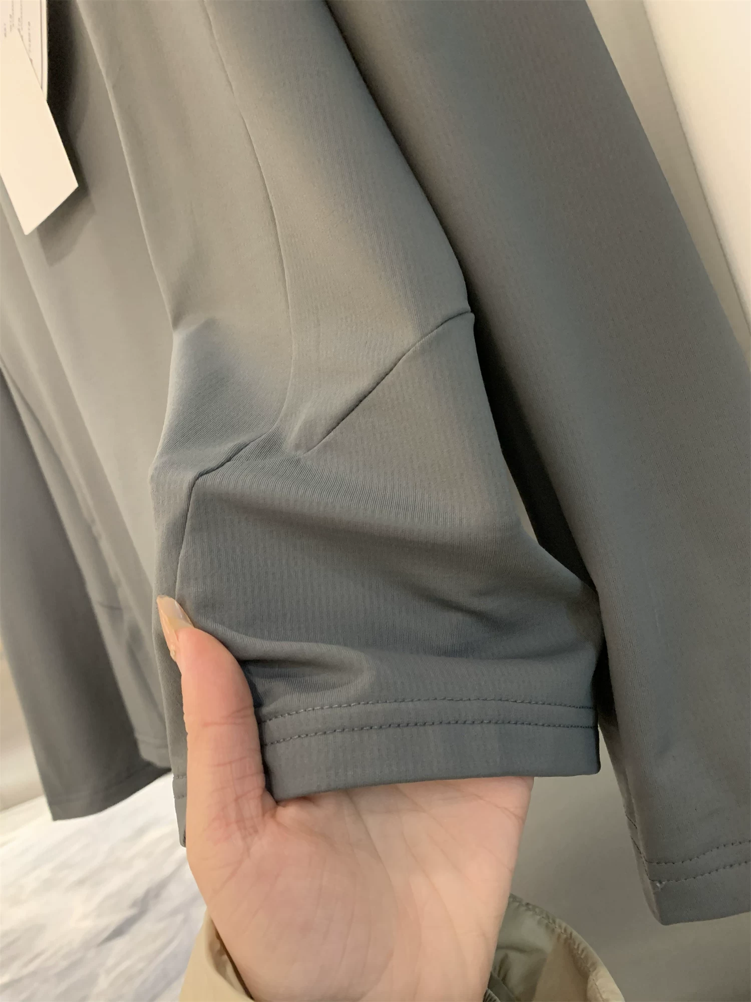 Don Quixote D series! Vải dệt chất lượng cao! Áo sweatshirt cổ đứng nửa khóa kéo, lót lông cừu mỏng và họa tiết ca rô.